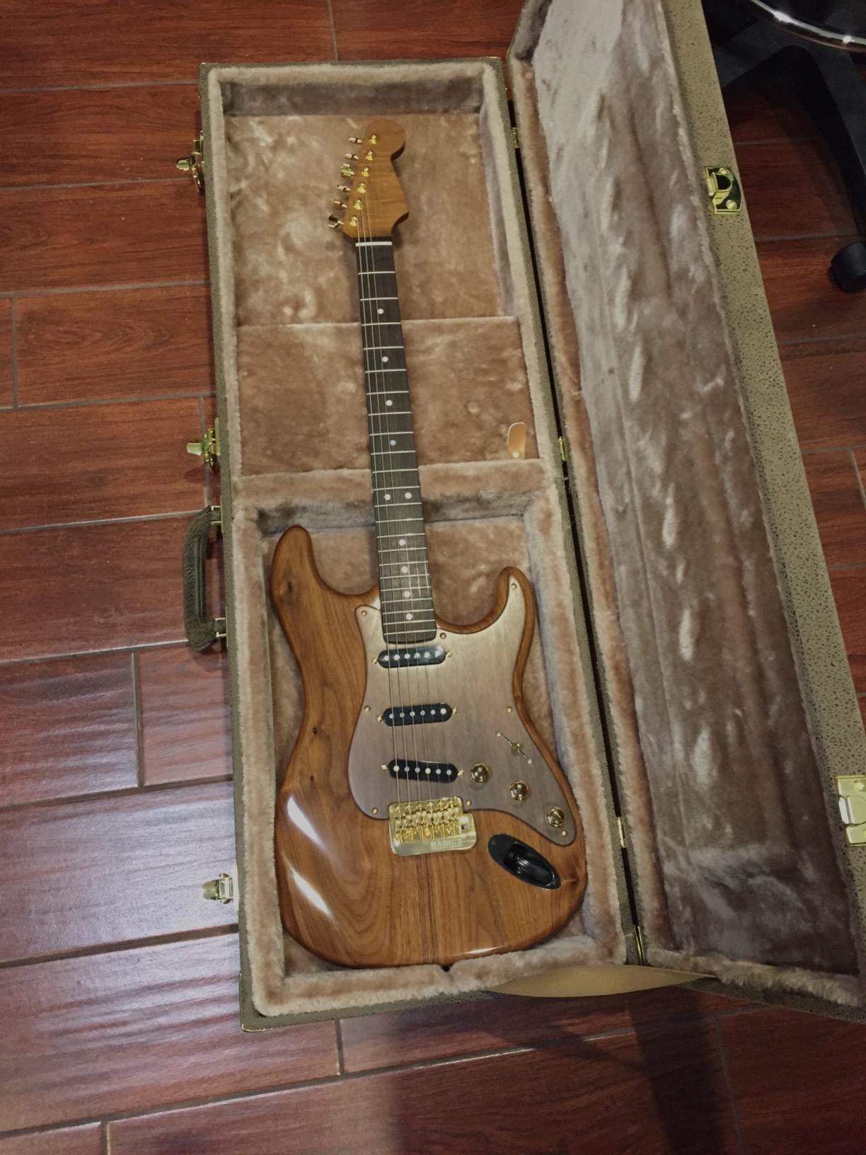 Gator Cases Deluxe Wood Case for Electric Guitars, Vintage Brown Exterior (GW-ELEC-VIN) customer photo 1
