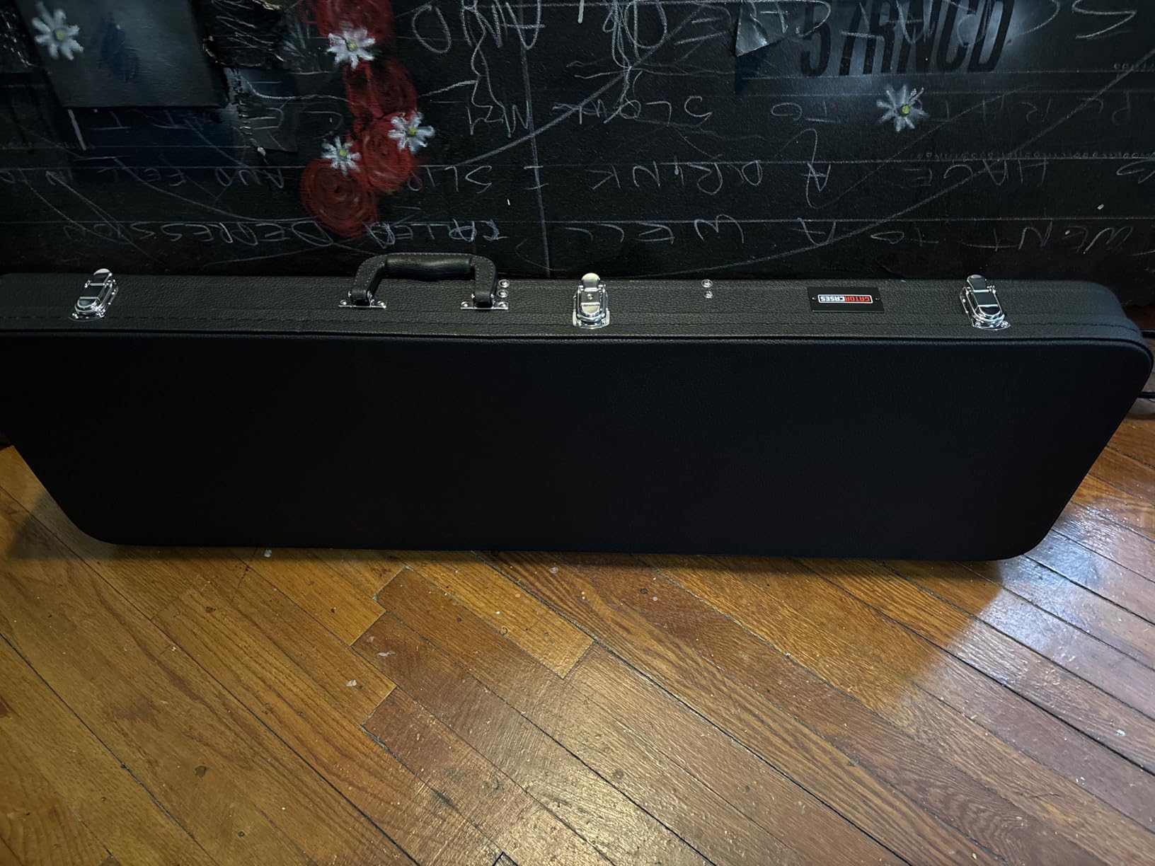 Gator Cases Hard-Shell Wood Case for Standard Electric Guitars, Fits Fender Strat/Tele Style (GWE-ELEC) customer photo 2