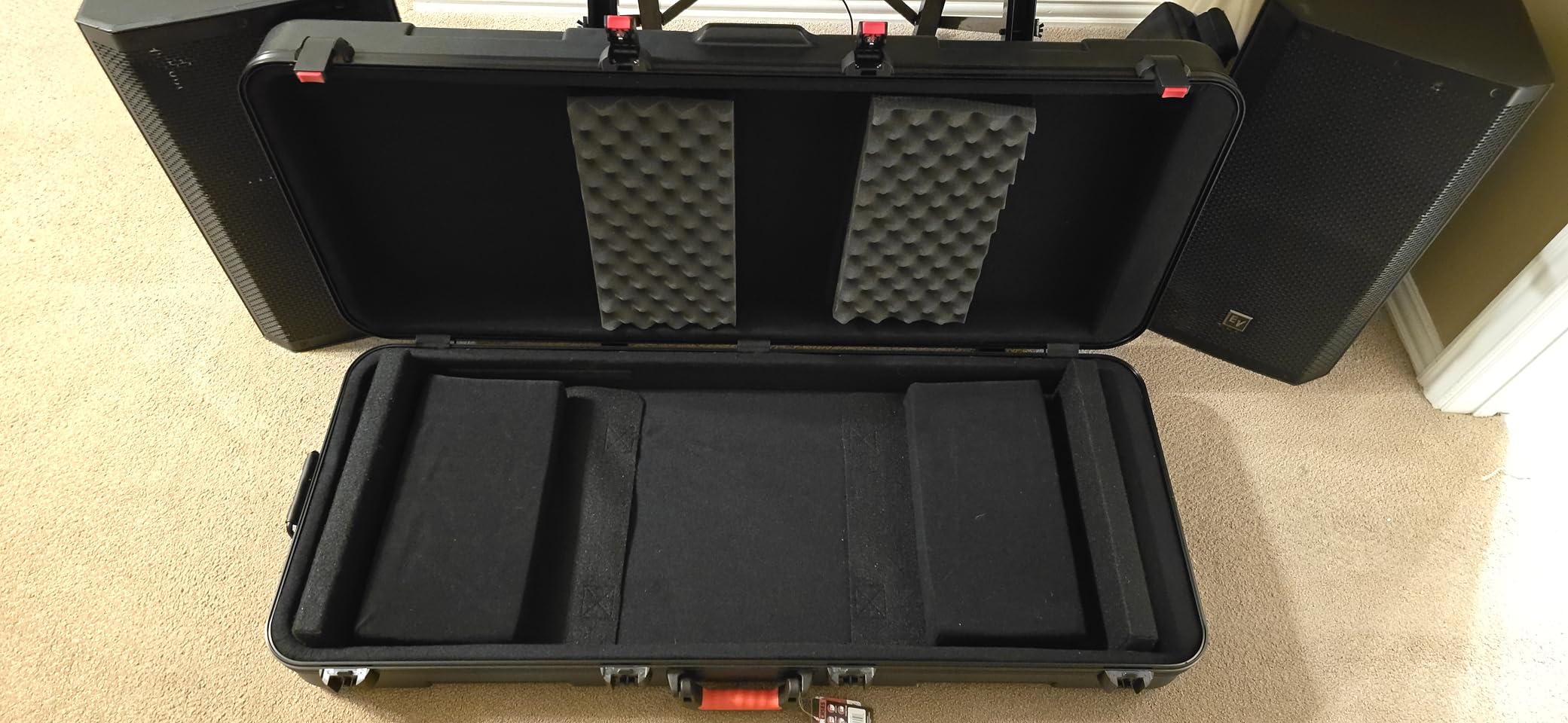 Gator Cases Frequent Flyer's Series Molded Flight Case for 76-Note Keyboards with TSA Approved Locking Latches and Recessed Wheels, (GTSA-KEY76) customer photo 1