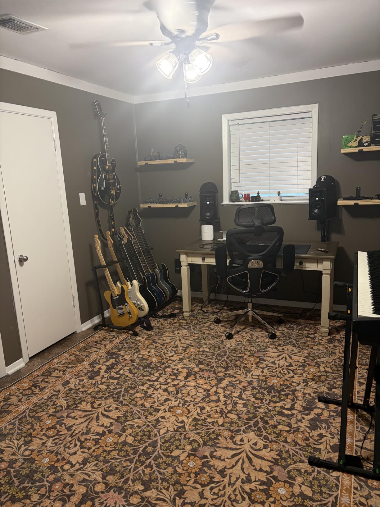 Gator Frameworks Rok-It Folding 5 Guitar Rack Stand (RI-GTR-RACK5) | Fits up to 5 Acoustic, Electric, or Bass Guitars with padded supports and a folding rack that travels and stores easily. customer photo 1