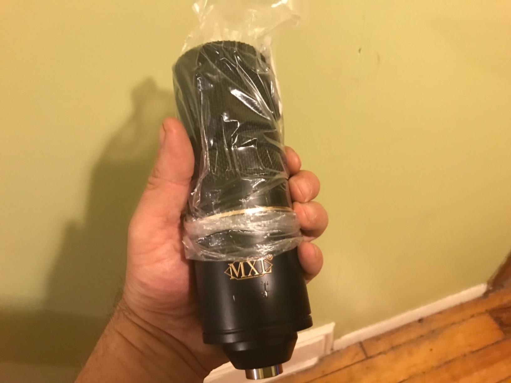 MXL 770X Multi-Pattern Condenser Microphone Bundle with Shock Mount, Pop Filter, 20' XLR Cable | Studio Quality Recording, Gaming & Streaming (Black) customer photo 2