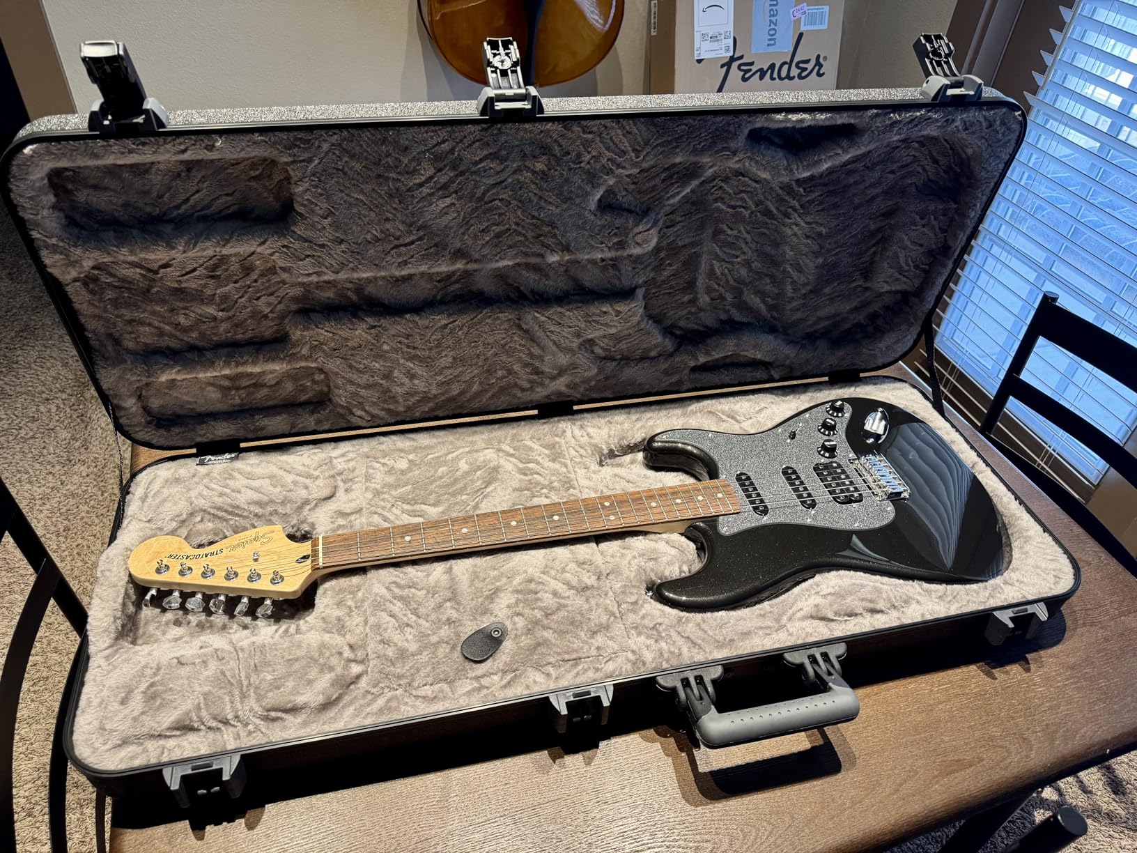 Fender Deluxe Molded Guitar Case for Stratocaster and Telecaster Electric Guitars, Military-Grade ABS Hard Shell with TSA Lock, Custom Foam Interior, Black customer photo 2