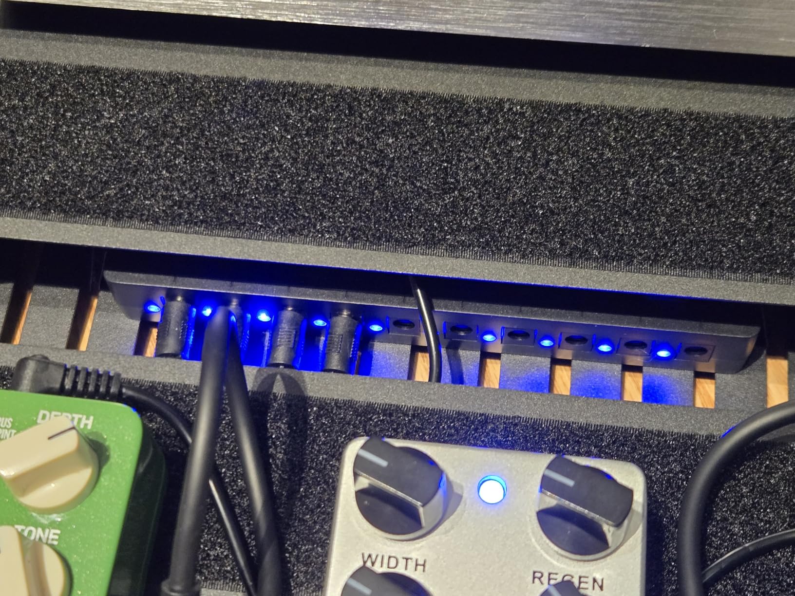 Hiree Guitar Pedal Power Supply Adapter Station Distributor 10 Isolated DC Output for 9V/12V/18V Effect PedalBoard with 4 AC Outlet for Charging Speaker, Musical Instruments customer photo 1
