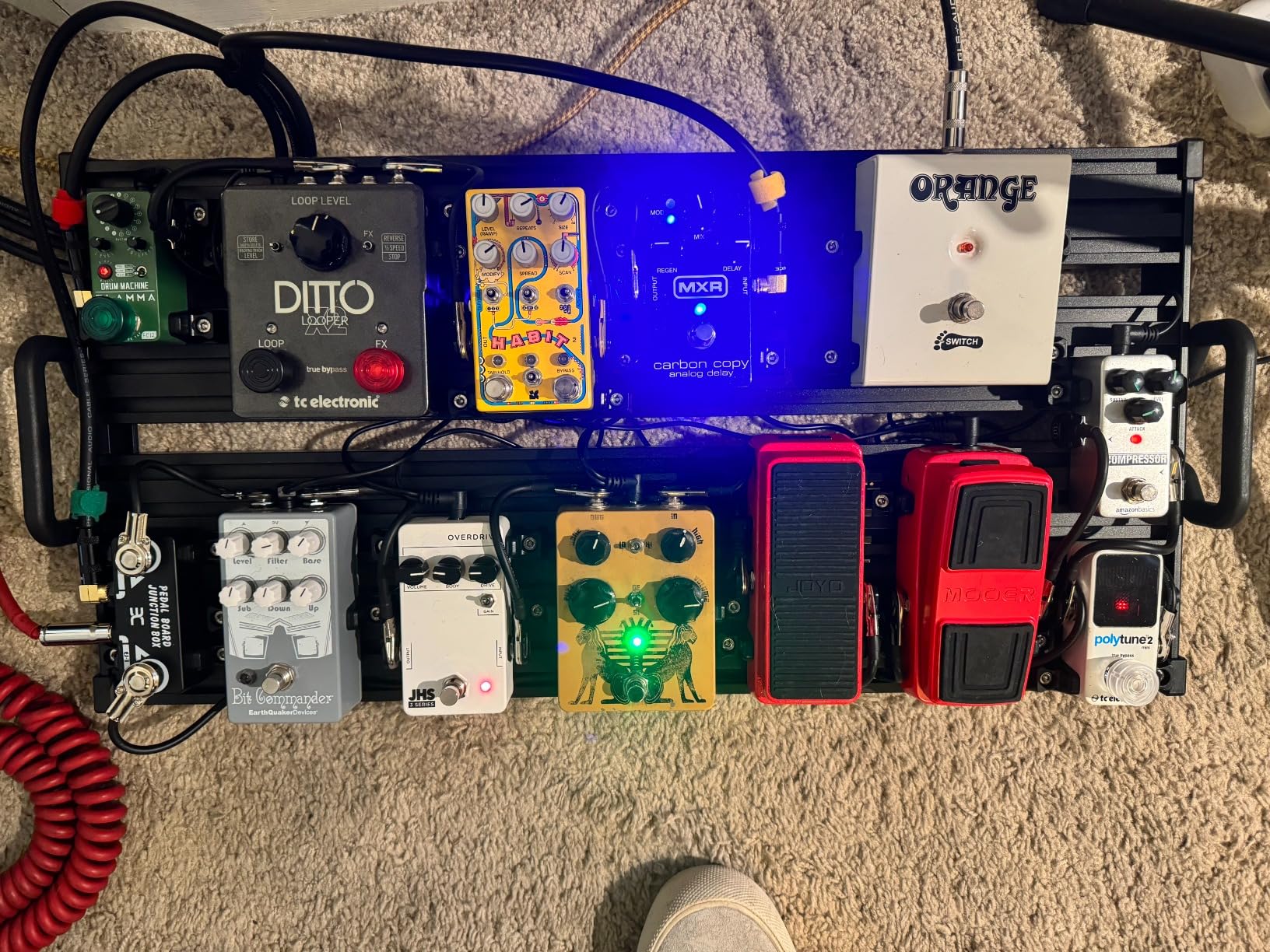 GUITTO Guitar Pedalboard, Secure Clip-On Design Aluminum Alloy Pedal Board with Carry Bag, No Adhesive Needed for Effects Pedals, for Gigs and Rehearsals, GPB-02 Medium customer photo 1