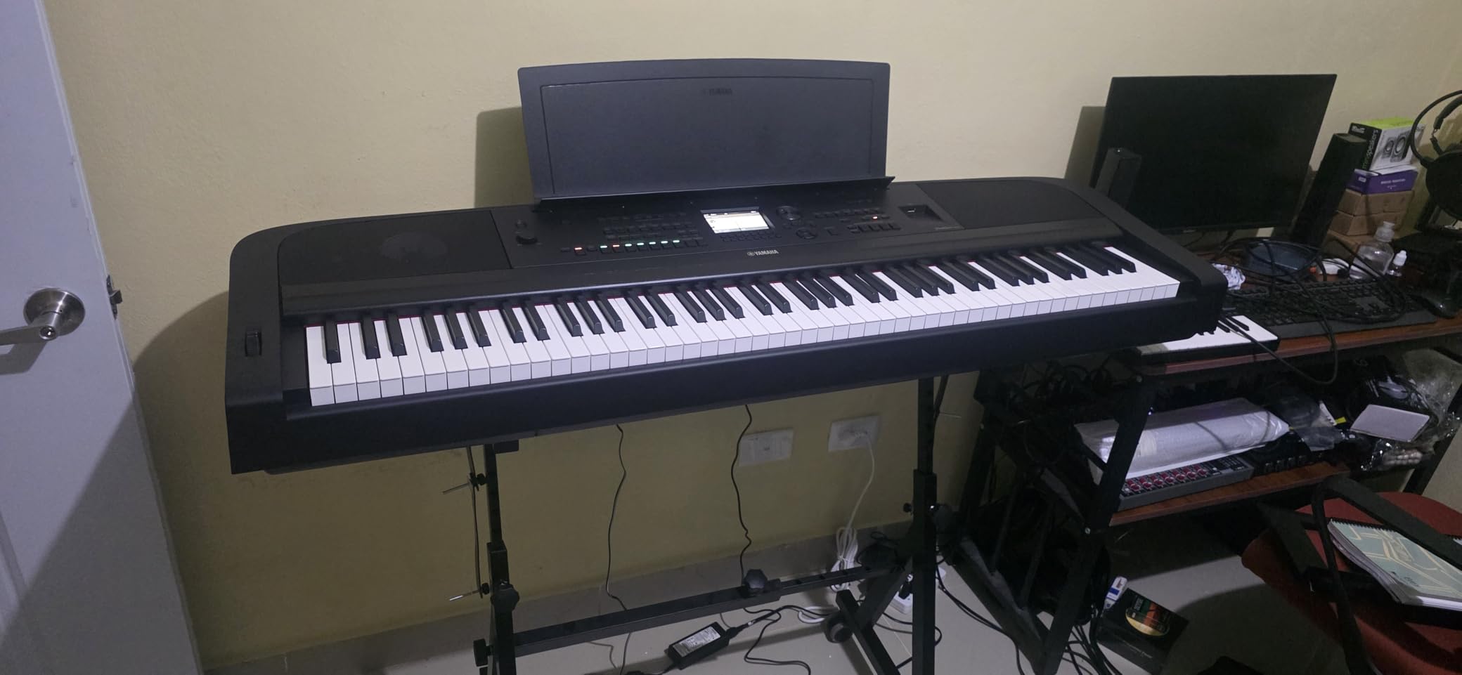 Yamaha DGX-670B 88-Key Weighted Digital Piano, Black customer photo 1