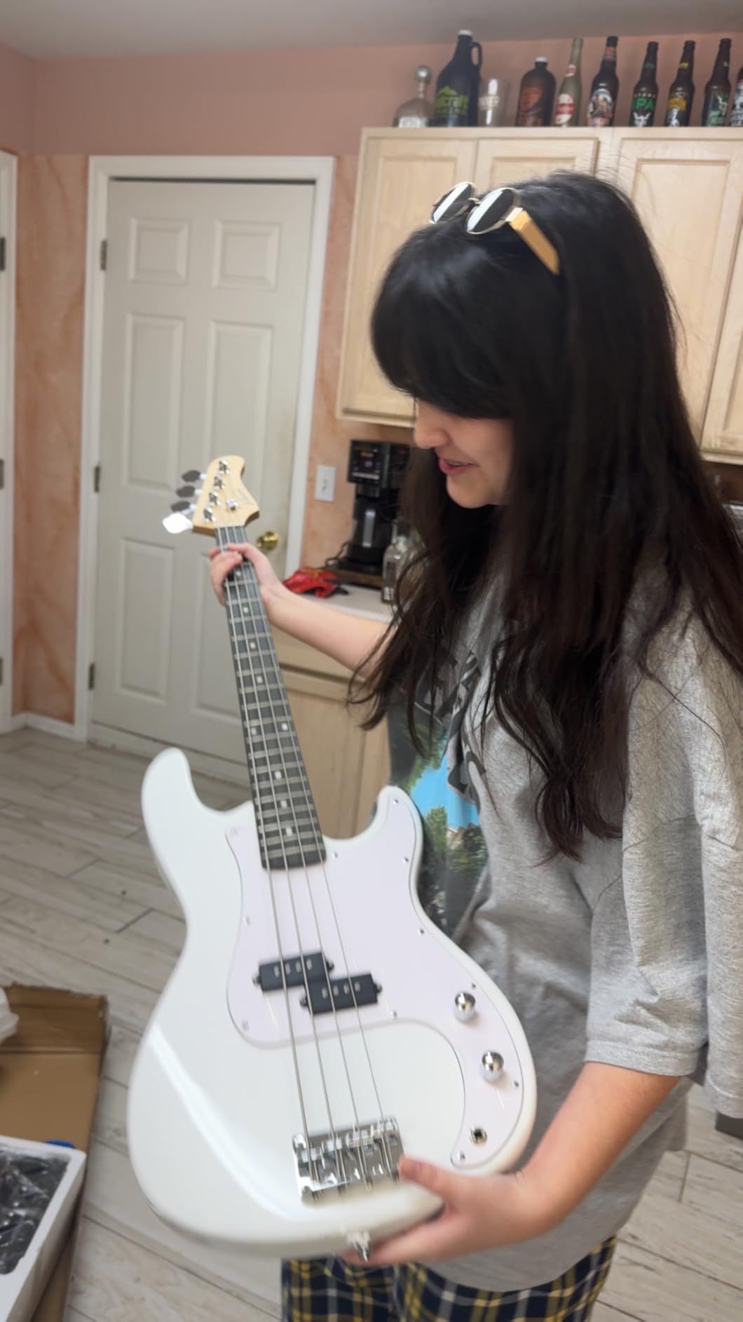 GLARRY Full Size Electric Bass Guitar Beginner Kit with 20W Amp and Accessories customer photo 2