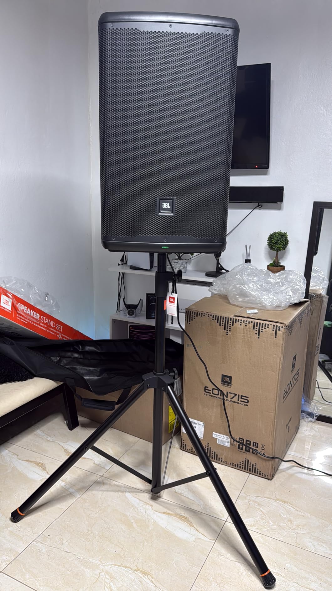 JBL Professional EON712 Powered PA Speaker, Loudspeaker with Bluetooth, 12 inch, 1300 Watt customer photo 2