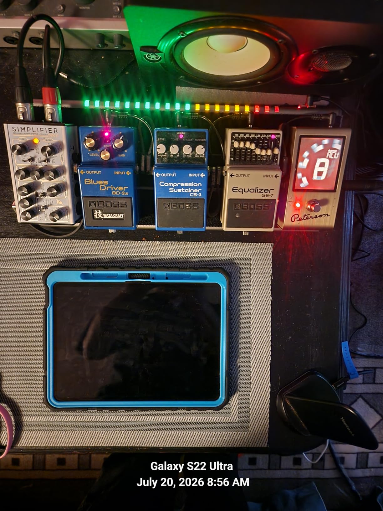Vangoa Guitar Pedal Board with Built-in Isolated Power Supply, VPPD-S Aluminum Small Portable Folding Powered Guitar Pedalboard with Carry Bag, 2.8lb, Gray customer photo 1
