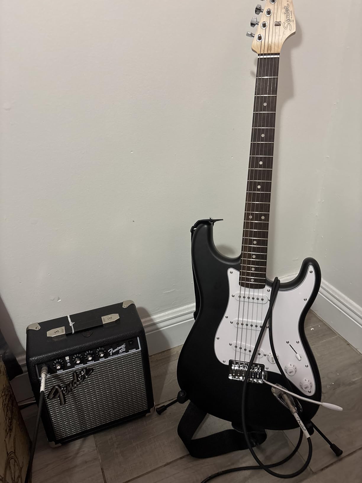 Fender Squier Debut Series Stratocaster Electric Guitar Kit with Padded Gig Bag, Frontman 10G Amp, Strap, and More, Includes Free Lessons, Black customer photo 1