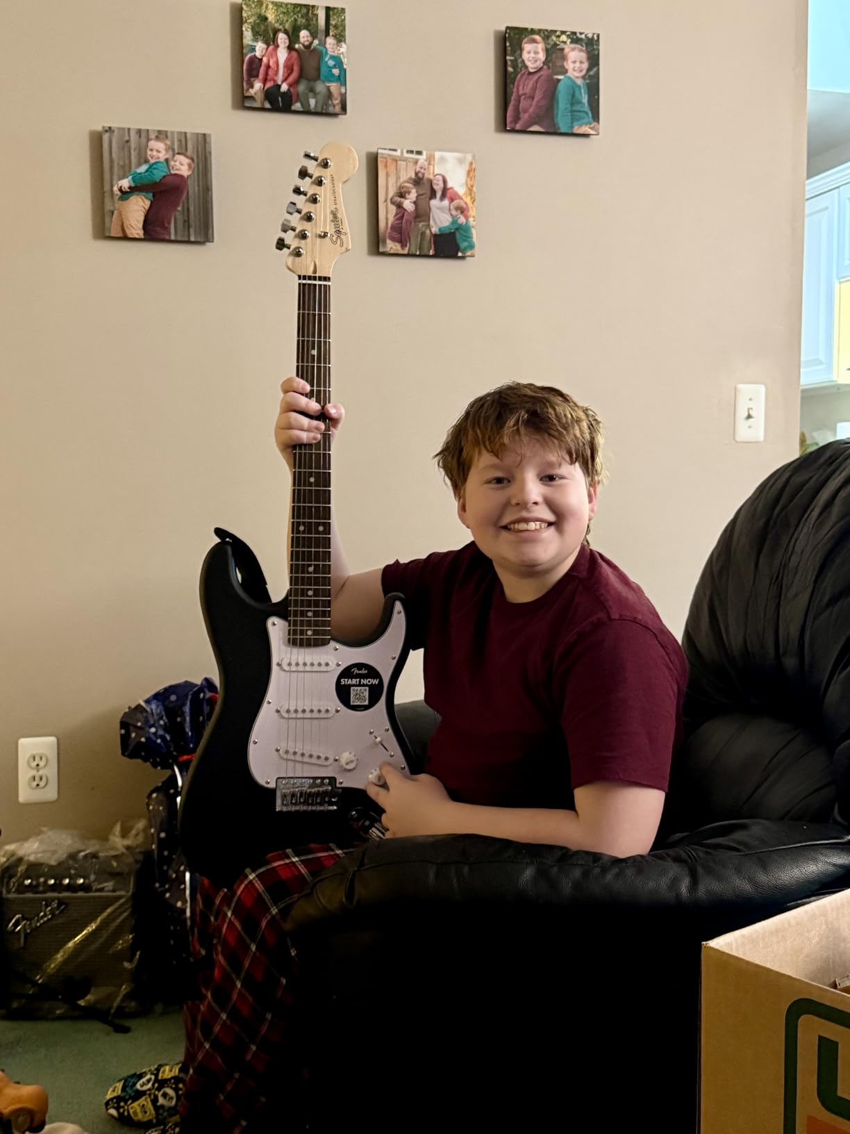 Fender Squier Debut Series Stratocaster Electric Guitar Kit with Padded Gig Bag, Frontman 10G Amp, Strap, and More, Includes Free Lessons, Black customer photo 2