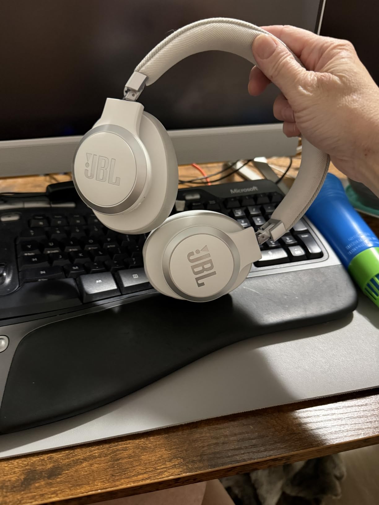 JBL Live 770NC - Wireless Over-Ear Headphones with True Adaptive Noise Cancelling customer photo 2
