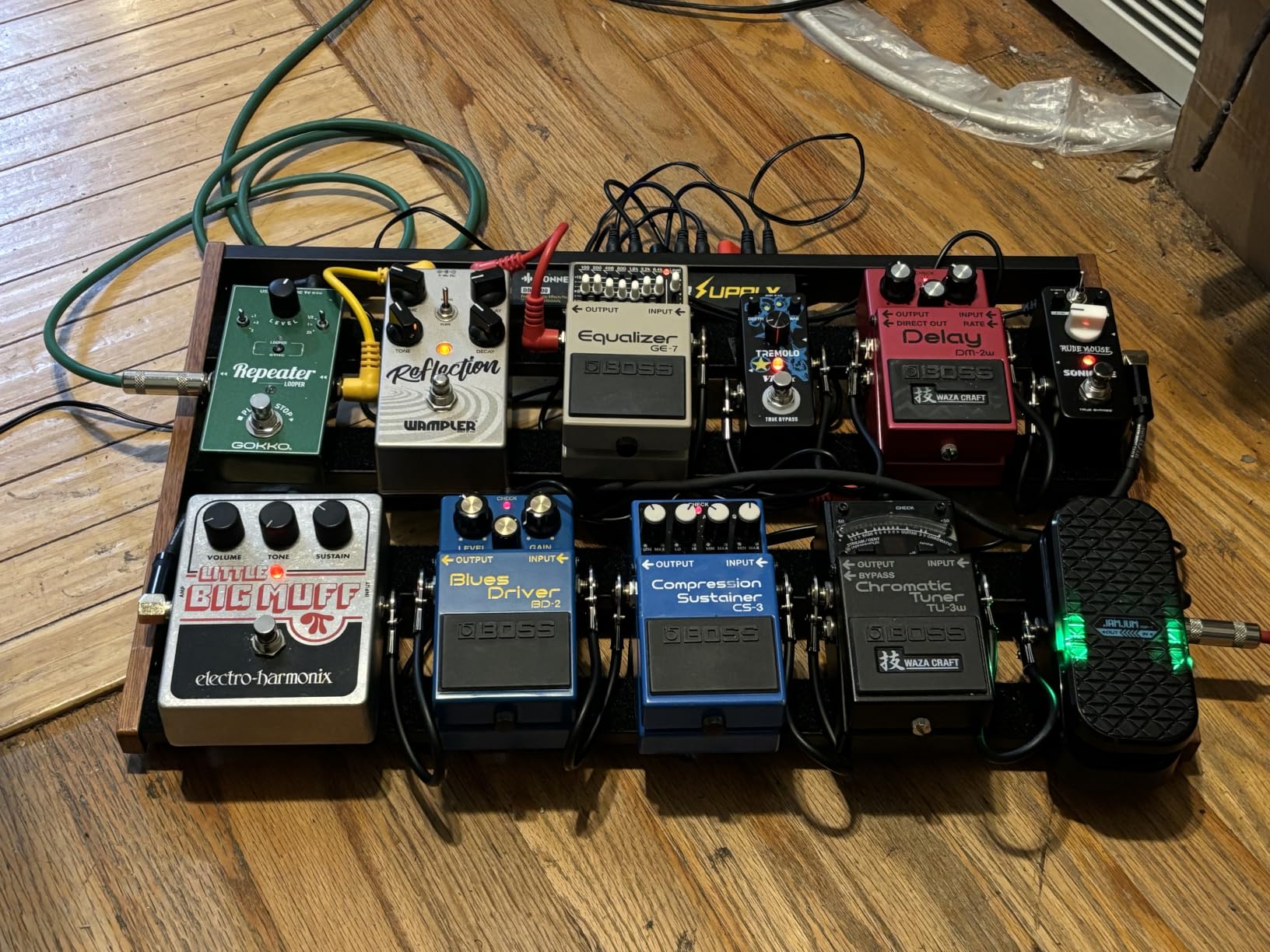 Donner Guitar Pedal Board with Built-in Power Supply, Aluminium Alloy Effects Pedalboard, DB-P300 customer photo 1
