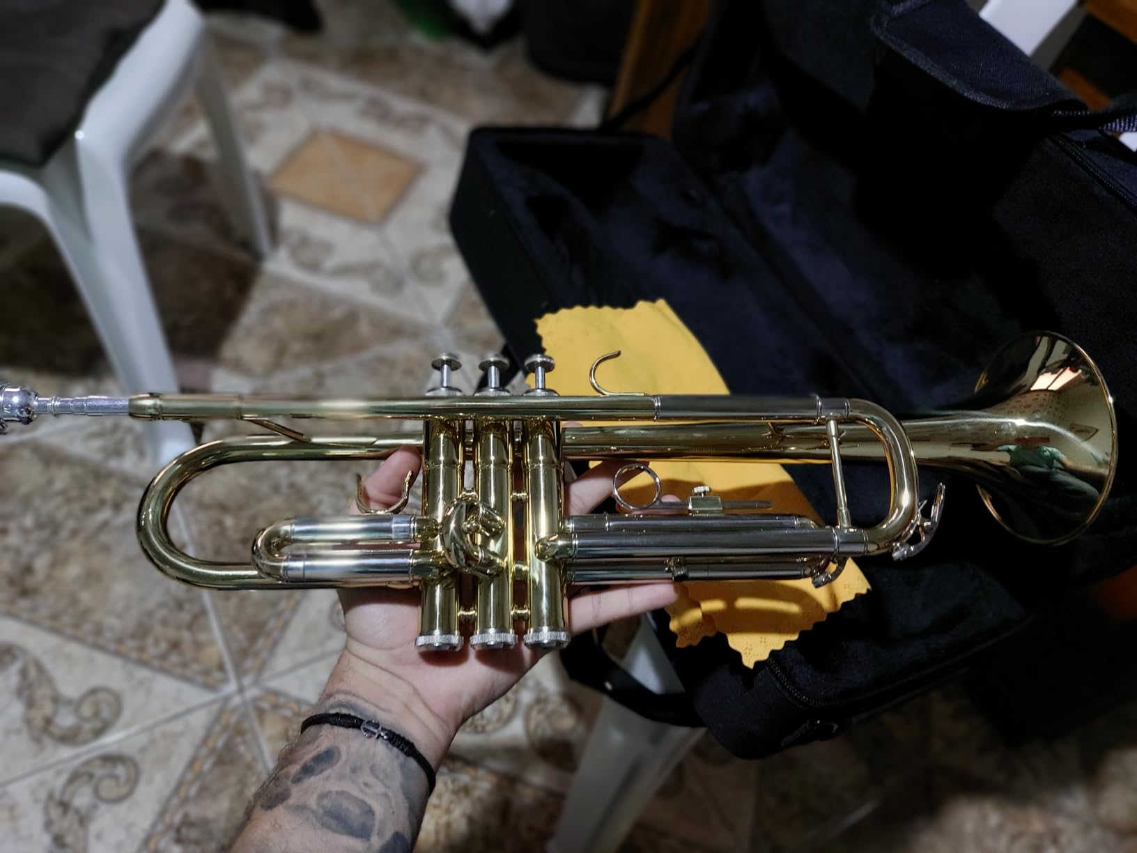 CAHAYA Bb Trumpet Instrument Trompeta: Brass Student Trumpet with Hard Case 7C Mouthpiece Gloves Standard Trumpets for Beginners or Advanced Students Gold customer photo 2
