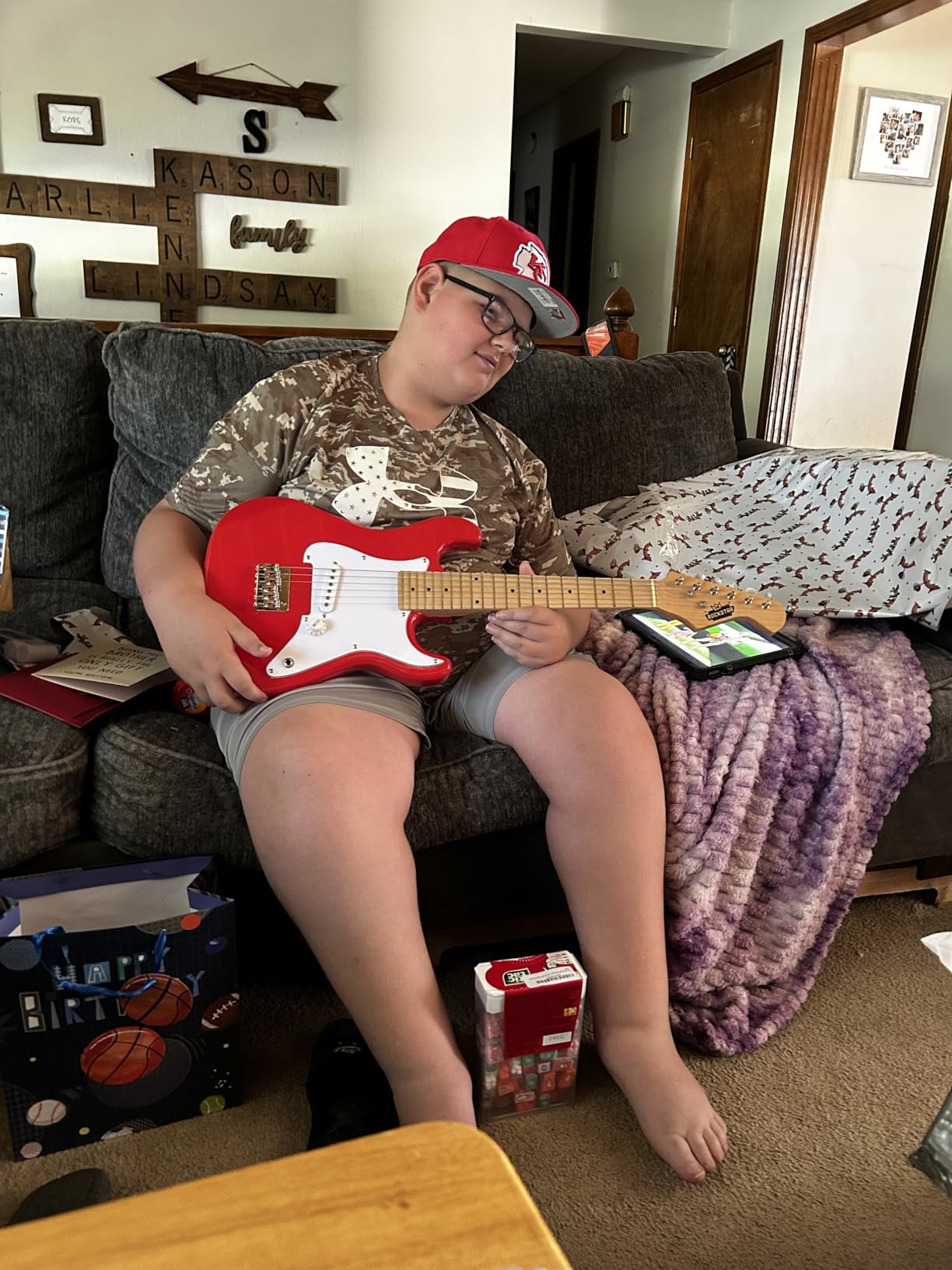 32 Inch Kids Electric Guitar Beginner Kit, Junior Size Mini Electric Guitar for Children with 5W Amplifier and Guitar bag, Unisex Red customer photo 2