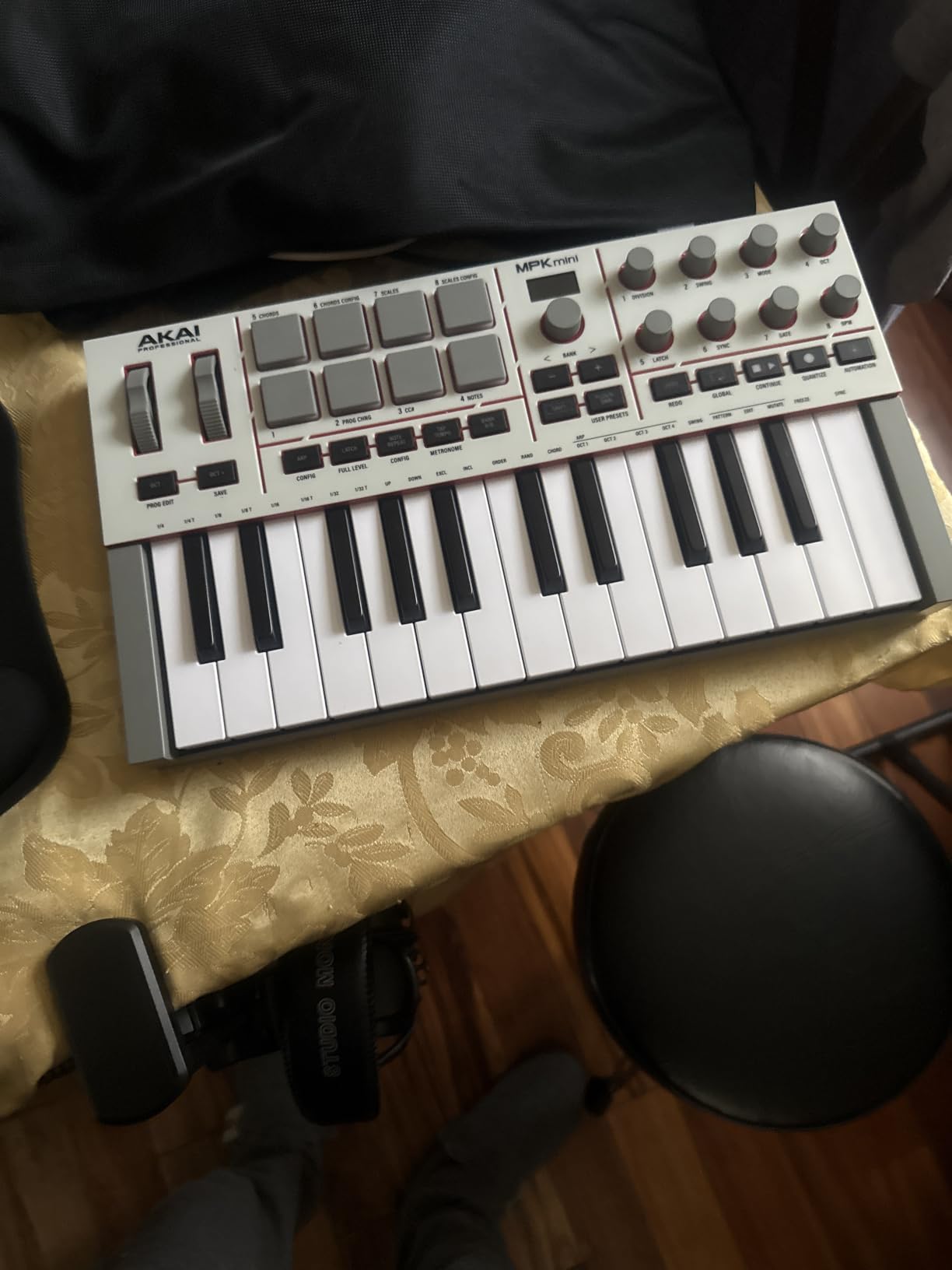 Akai Professional MPK Mini IV 25-Key USB-C MIDI Keyboard Controller, Black | Velocity-Sensitive Mini Keys, 8 MPC Pads, 360° Knobs, Chord and Scale Mode, for Beat Makers, Music Production customer photo 2