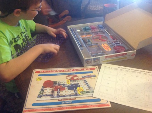 Snap Circuits Jr. SC-100 Electronics Exploration Kit, Over 100 Projects, Full Color Project Manual, 28 Parts, STEM Educational Toy for Kids 8 + customer photo 1