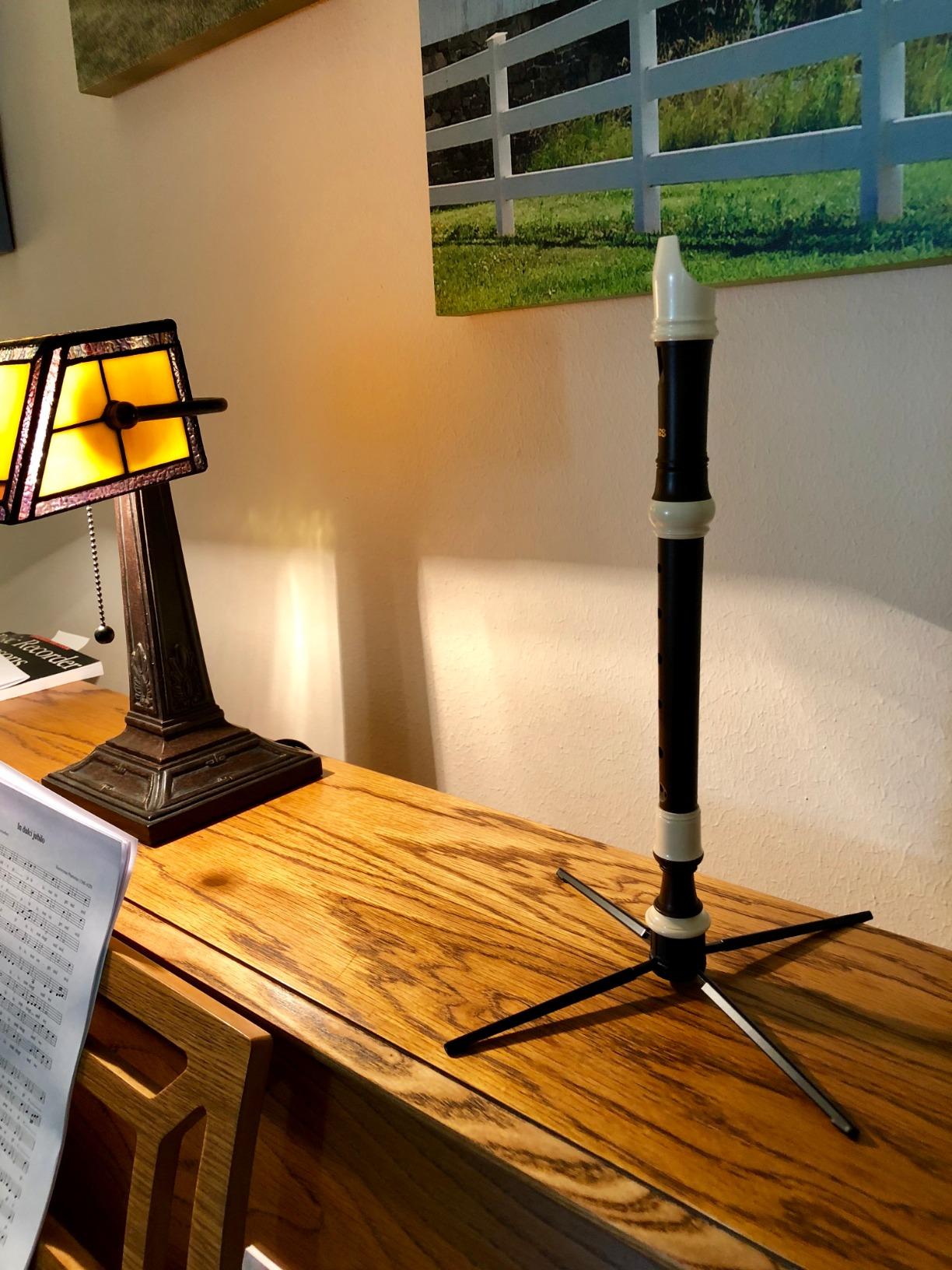 K&M - Konig & Meyer 15232.000.55 - Flute 4-Leg Stand - Professional Grade for all Musicians - Lightweight & Compact - Suitable for Bass, Bohm & Cross Flutes - Stable Secure Base - German Made - Black customer photo 1
