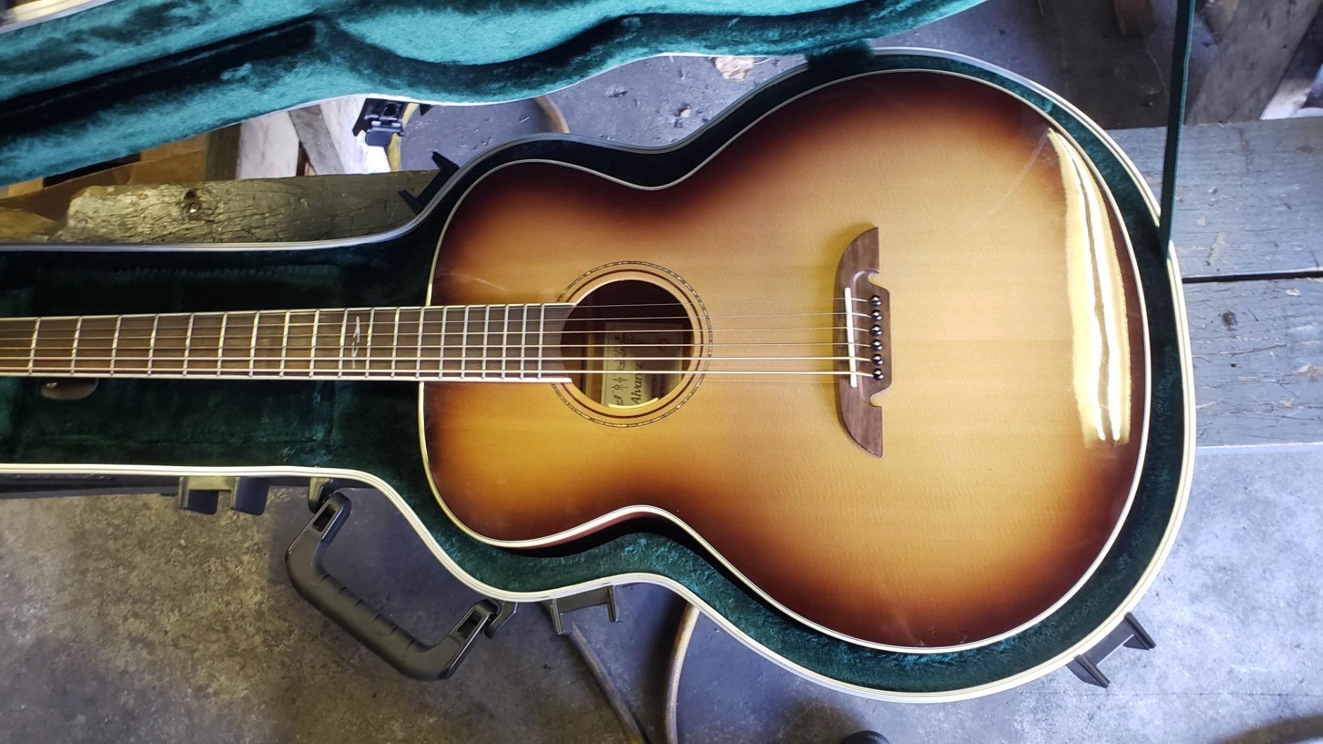 SKB Universal Jumbo Acoustic Shaped Hardshell - TSA Latch, Over-Molded Handle customer photo 2