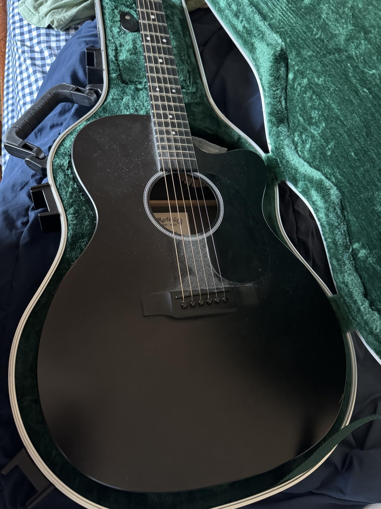 SKB Hardshell Travel Case for Martin 000 Acoustic Guitars, Molded In Bumpers for Protection, Plush Lined Interior and TSA Latches, Black customer photo 1
