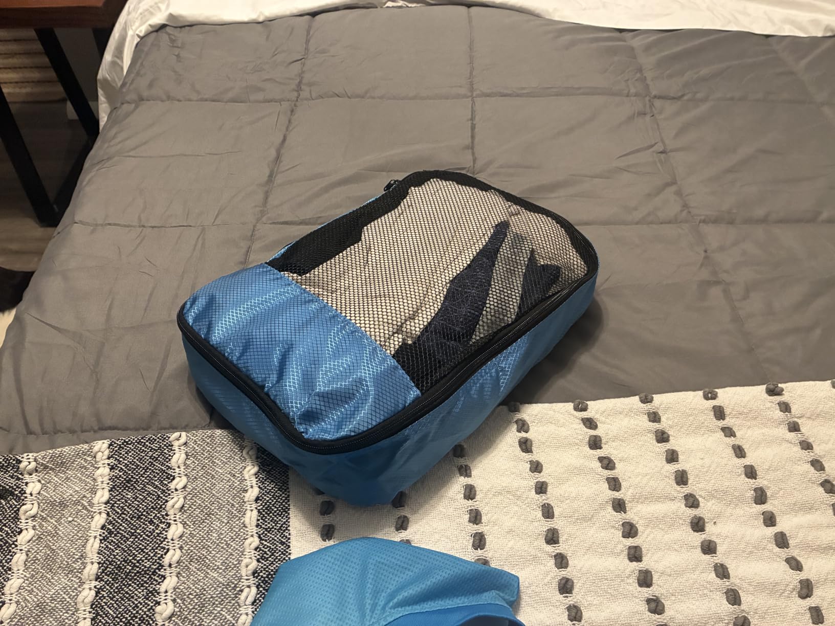 Amazon Essentials 4-Piece Packing Cubes Travel Accessories Set, Space-Saving Luggage Organizer with Double Zipper, Mesh Top Panel, Medium, Gray (Previously Amazon Basics) customer photo 1