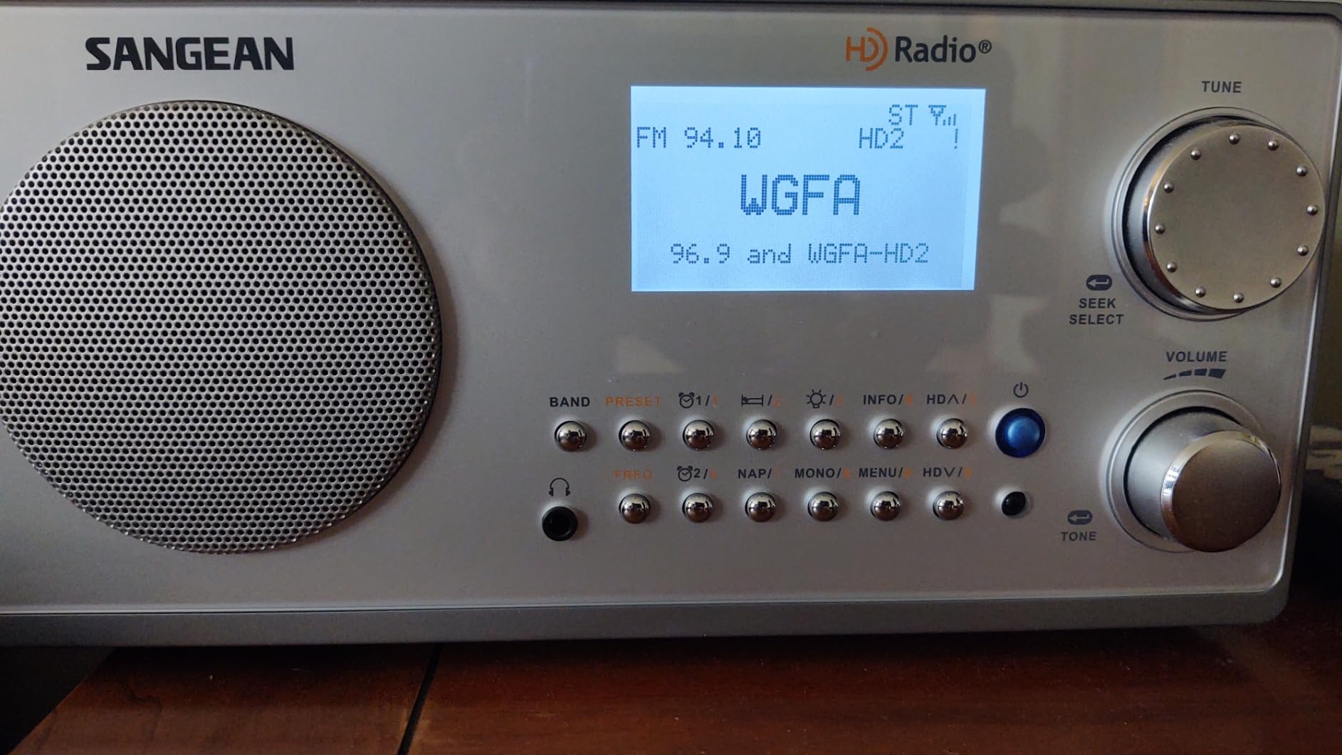 Sangean HDR-18 HD Radio/FM-Stereo/AM Wooden Cabinet Table Top Radio Silver customer photo 2