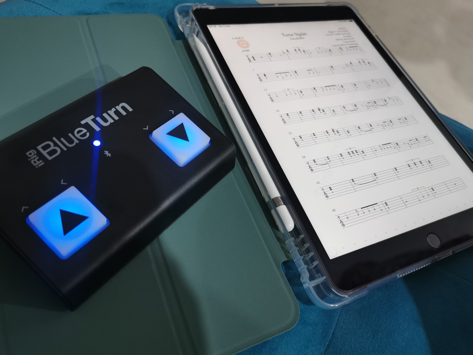 IK Multimedia iRig BlueTurn wireless page turner, backlit silent foot switches, Bluetooth LE, iPhone iPad Mac, pedal board with 3 mode configurations for sheet music, music stands, keynote controller customer photo 2
