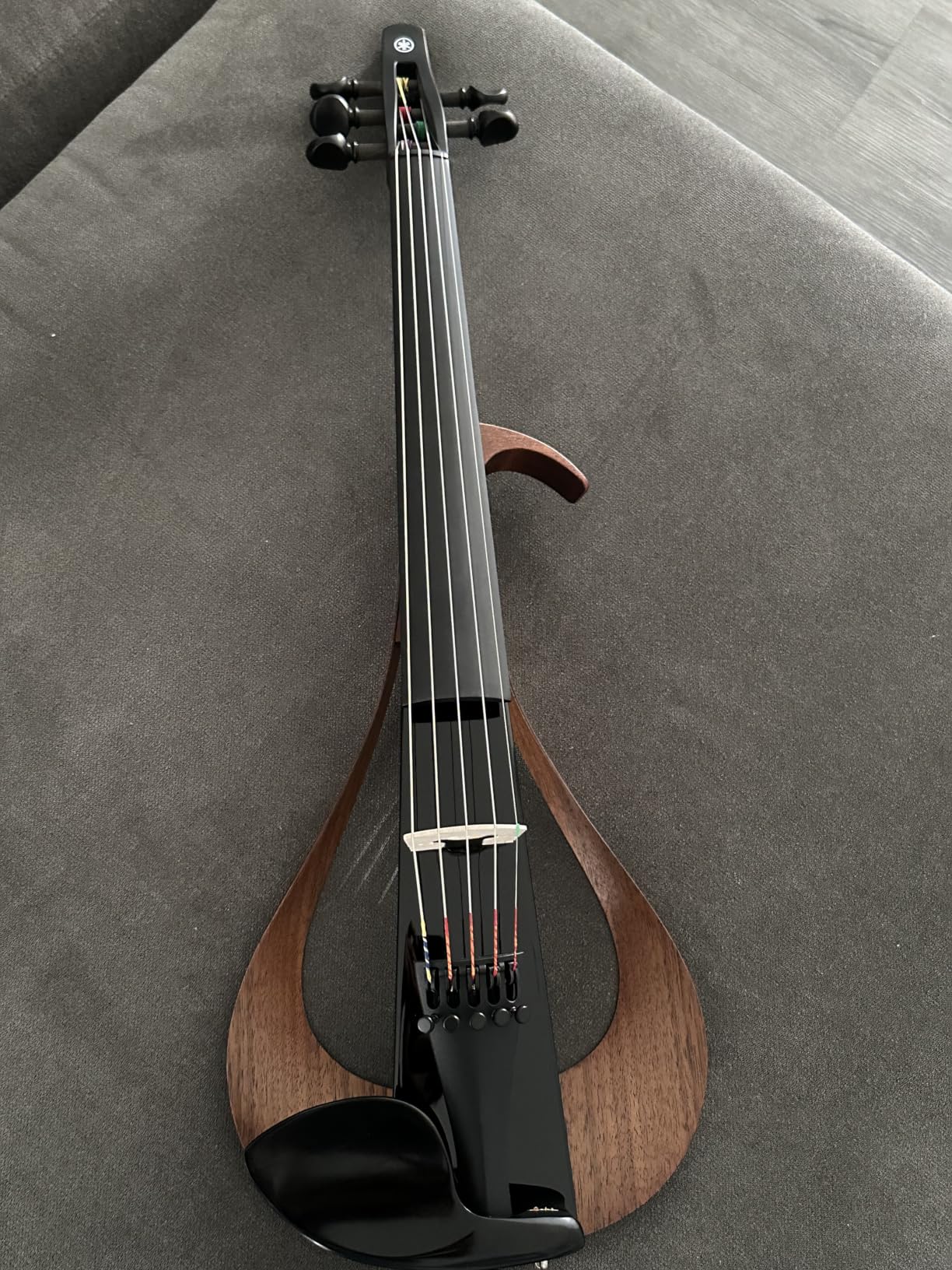 Yamaha YEV105BL Electric Violin, Black, 5-String customer photo 1