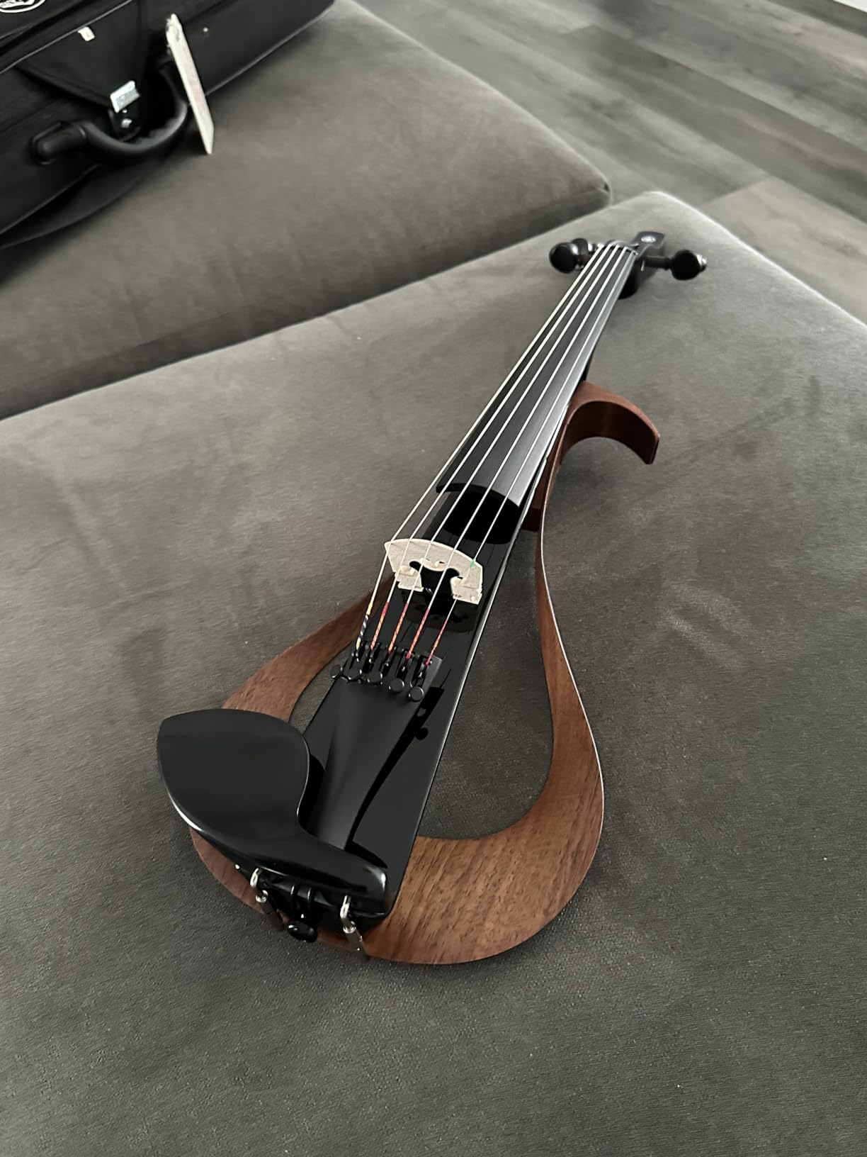 Yamaha YEV105BL Electric Violin, Black, 5-String customer photo 2