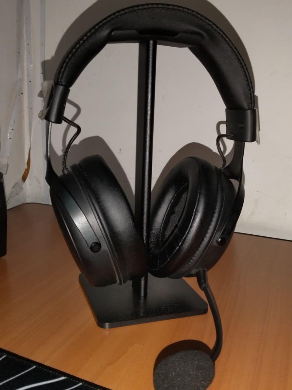 New Bee Headphone Stand Headset Holder Earphone Stand | Aluminum Supporting Bar Flexible Headrest ABS Solid Base for All Headphones Size (Black) customer photo 2