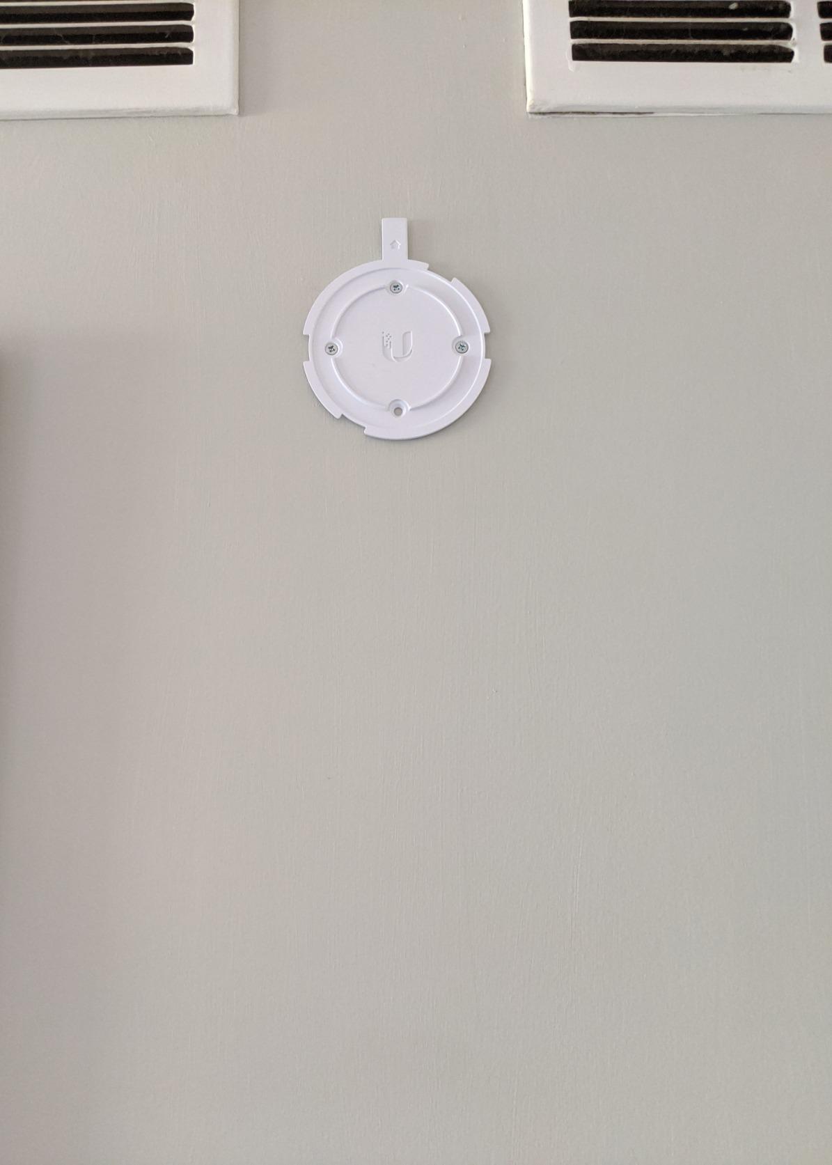 Ubiquiti UniFi nanoHD Compact 802.11ac Wave2 MU-MIMO Enterprise Access Point ( UAP-NANOHD-US) customer photo 2