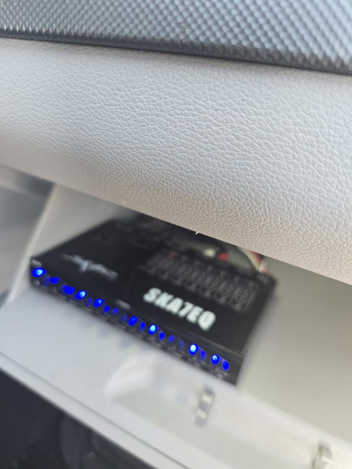 Skar Audio SKA7EQ 7 Band 1/2 DIN Pre-Amp Car Audio Graphic Equalizer with Aux Input and High Voltage RCA Outputs customer photo 2