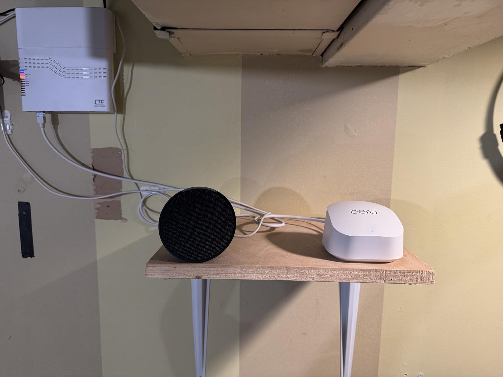 Amazon eero 6 mesh wifi add-on extender - Add up to 1,500 sq. ft. of Wi-Fi 6 coverage. Required eero mesh wifi system not included customer photo 1