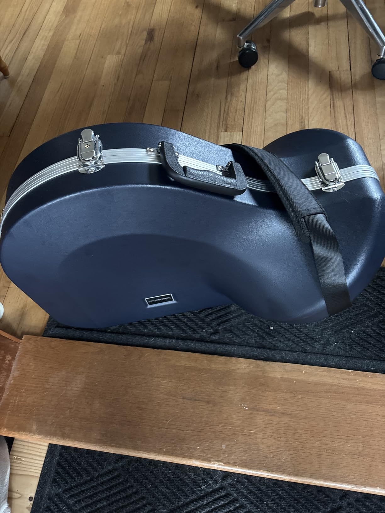 Crossrock Trumpet Case for Bb Horn | Textured Blue Finish with Velvet Interior, Security Lock, Metal Feet & Detachable Strap (CRA861TRBL) customer photo 1