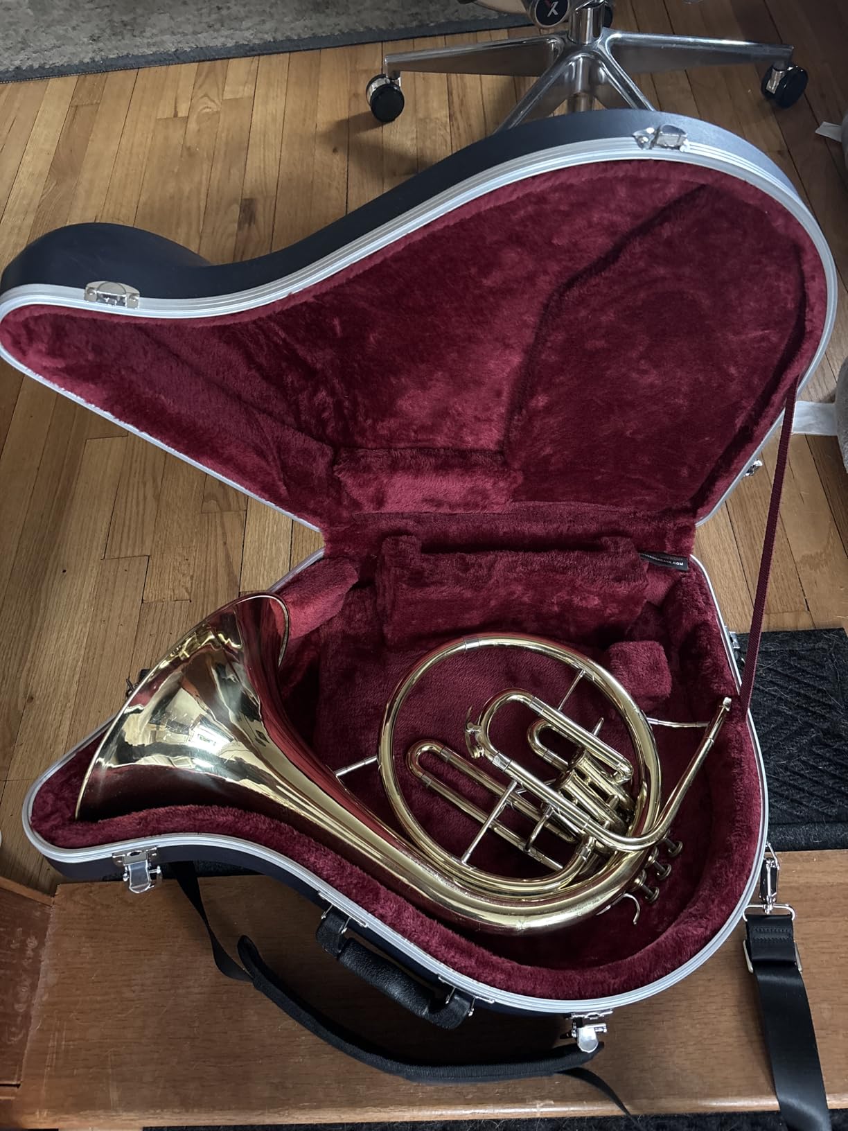 Crossrock Trumpet Case for Bb Horn | Textured Blue Finish with Velvet Interior, Security Lock, Metal Feet & Detachable Strap (CRA861TRBL) customer photo 2