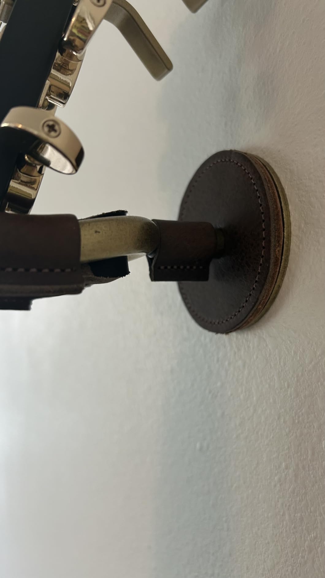Levy's FGHNGR Brass Forged Guitar Hanger - Tan Leather customer photo 2