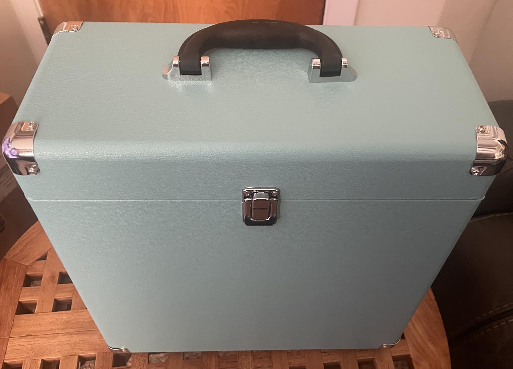 Victrola Collector - Vinyl Record Storage Case, Holds 30+ LPs - White | Vinyl record storage case, holds 30+ LPs (33/45/78), corner guards, heavy-duty hinges, dust and scratch protection customer photo 1