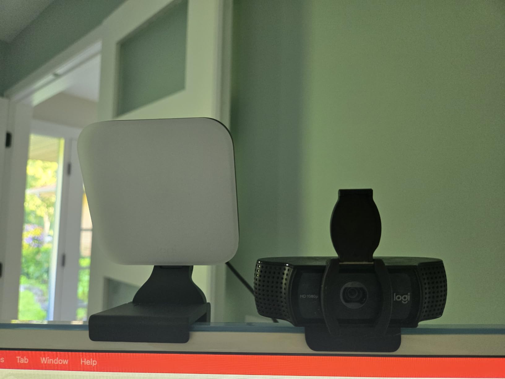 Logitech for Creators Litra Glow Premium LED Streaming Light - Graphite customer photo 1