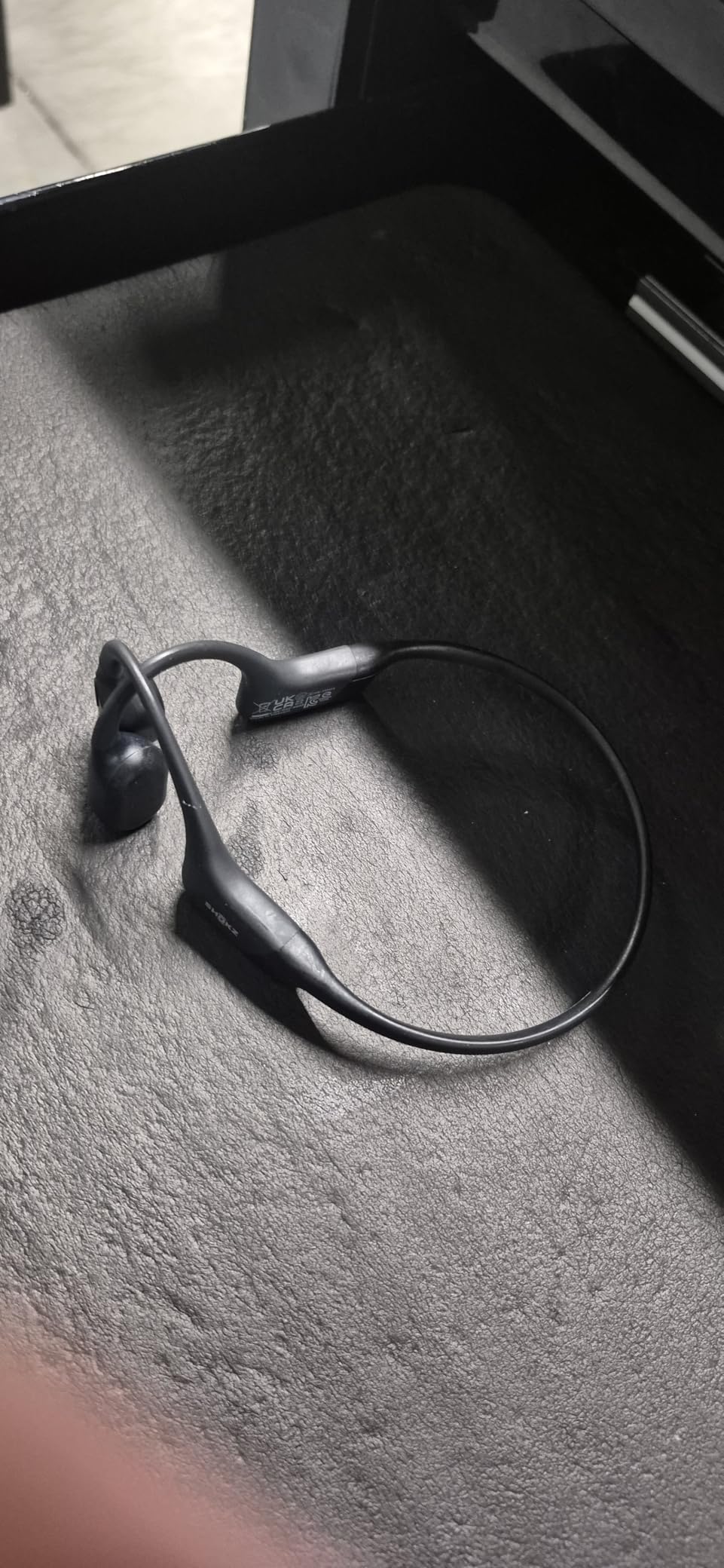 SHOKZ OpenRun Bone Conduction Open-Ear Bluetooth Sport Headphones, Running Workout, Sweat Headband, IP67 Sweat Resistant, 8H Playtime, Mic, Black customer photo 1