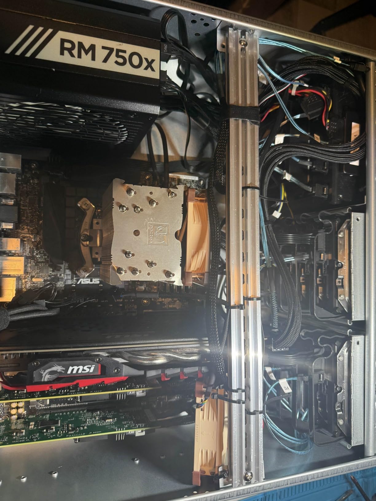 Rosewill 4U Server Chassis Rackmount Case, 8 x 3.5 HDD Bays + 3 x 5.25 Devices, ATX/CEB Compatible - RSV-R4000U customer photo 1