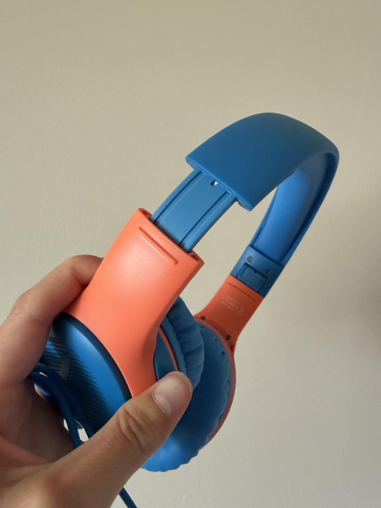 awatrue AT2 Kids Headphones for School with Mic, 85/94dB Safe Volume Limit | 3.5mm Jack, HD Mic, Portable Wired Headphone with Shareport, Stereo Sound On-Ear Headphones for Toddler Girls Boys BlueOrange customer photo 2