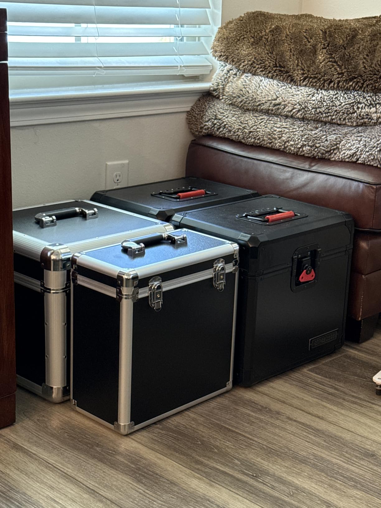 Vinyl Record Storage Case LP Album Collection Display Box Aluminium Water Resistant Vinyl Record Organizer Holds 30+ Valuable Records 7/10/12 Inch customer photo 2