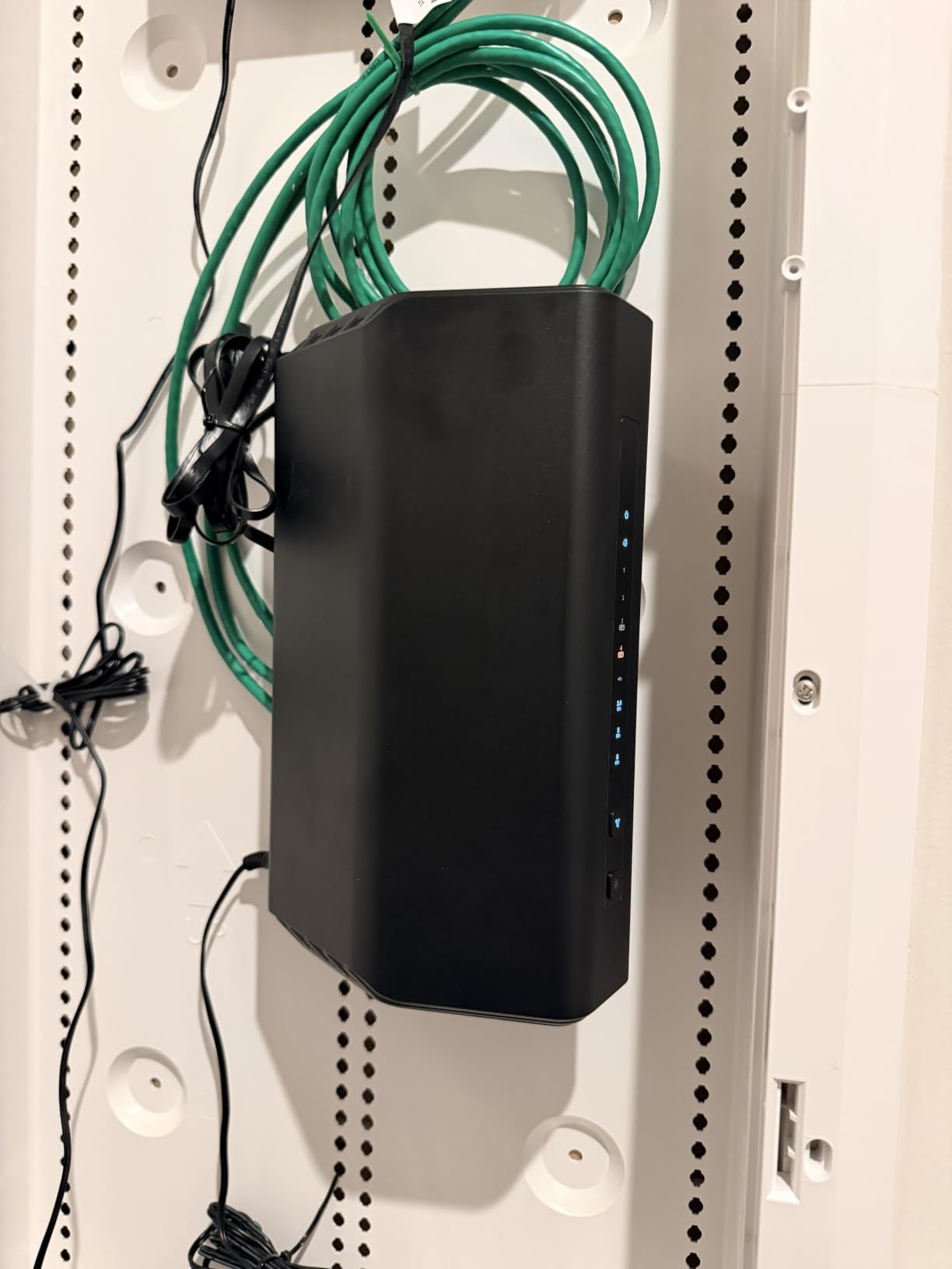 NETGEAR Nighthawk WiFi 7 Router (BE9300), 9.3 Gbps Wireless Speed, 2.5 Gigabit Internet Port, Tri-Band for Gaming, Covers 2,500 sq. ft., 100 Devices, VPN, Free Expert Help customer photo 2
