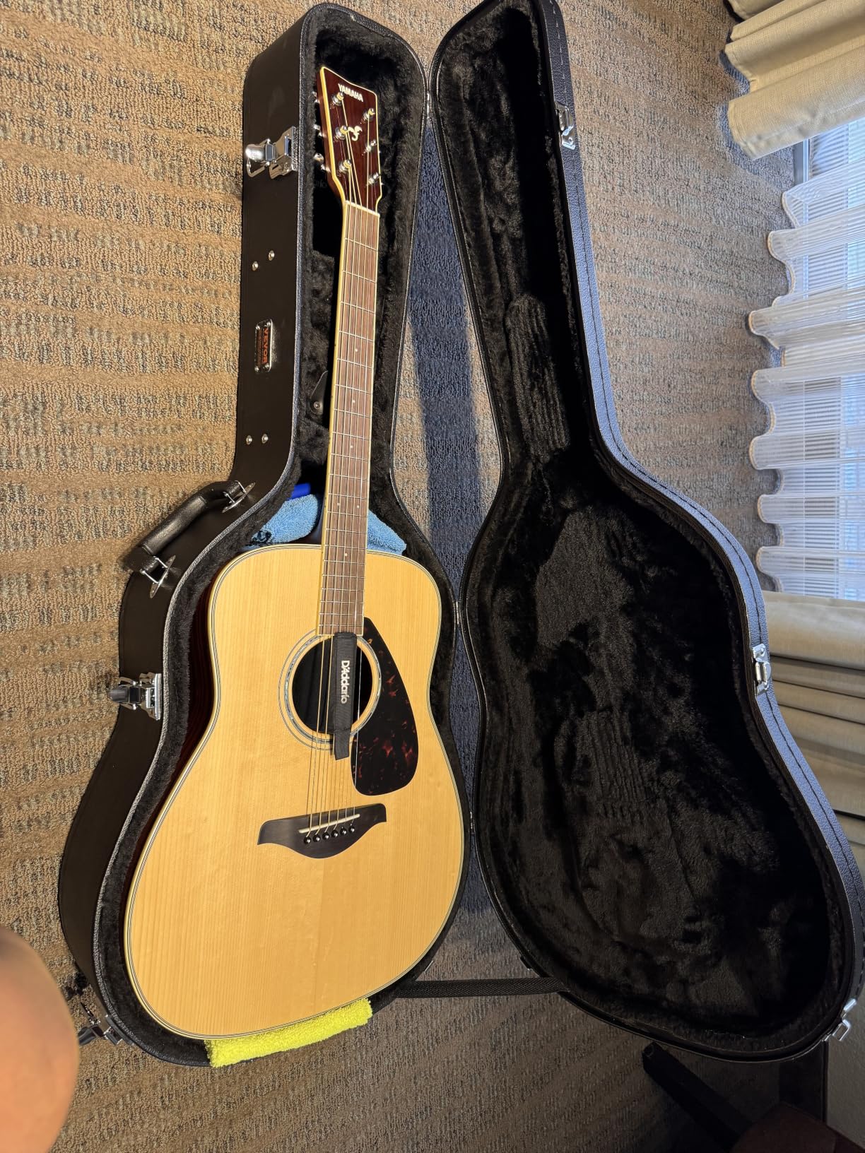 VEVOR Acoustic Guitar Hard Case, 43.31 in Gourd-Shaped Guitar Hard Case, With Lock Latch Key Handle, PVC Padding Soft Lining Water-Resistant Hard Shell Guitar Case, for 39-41 in Acoustic Guitar, Black customer photo 2