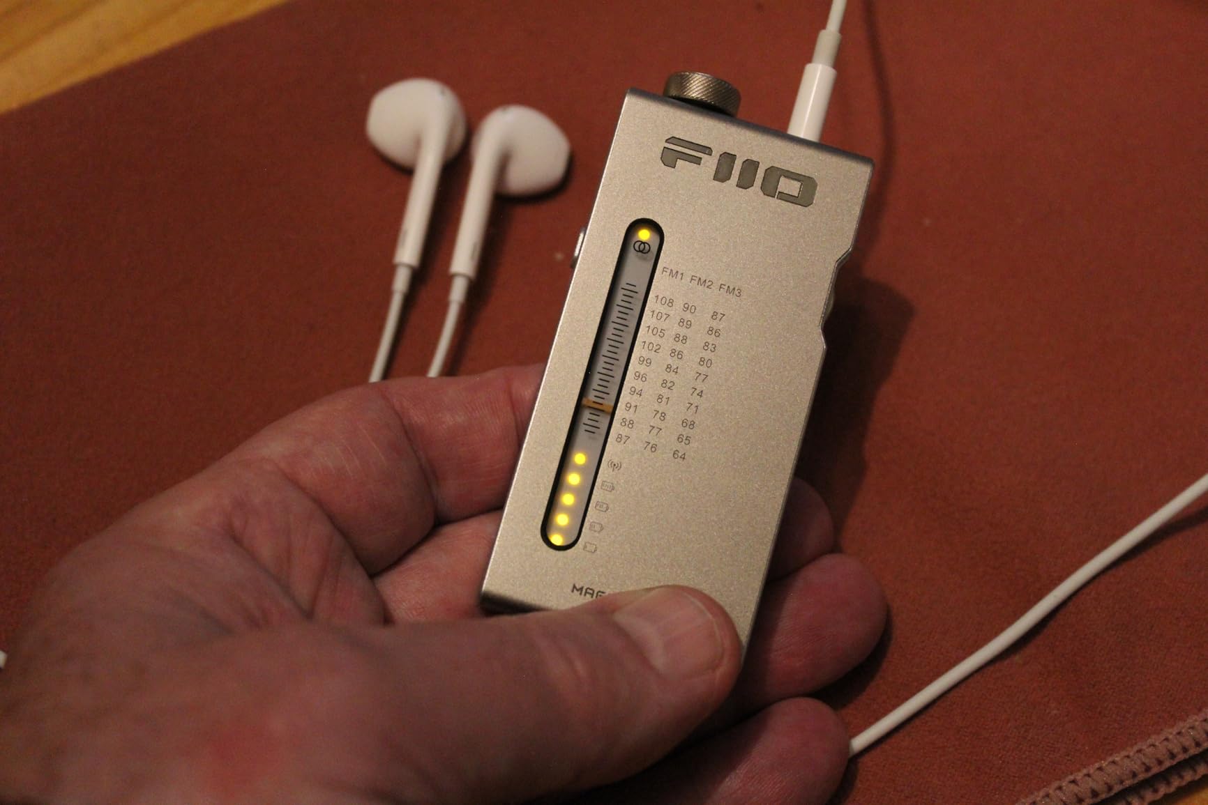 FiiO RR11 Portable HiFi FM Stereo Radio Receiver with Analog PVR Tuning, BASS+3D Sound Effects, 64MHz-108MHz (Red, Hi-Res Audio Certified) customer photo 2