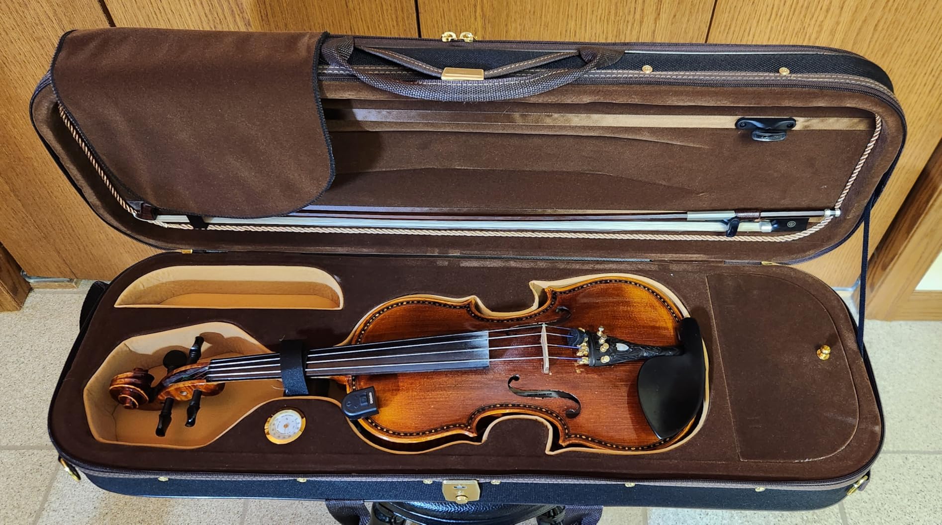 VEVOR 4/4 Full Size Violin Case, Nylon Waterproof, Lightweight Portable Travel Carrying Bag, with Plush Lining, Dual Shoulder Straps, Anti-Scratch, Professional Triangular Shape, for Violin, Black customer photo 1