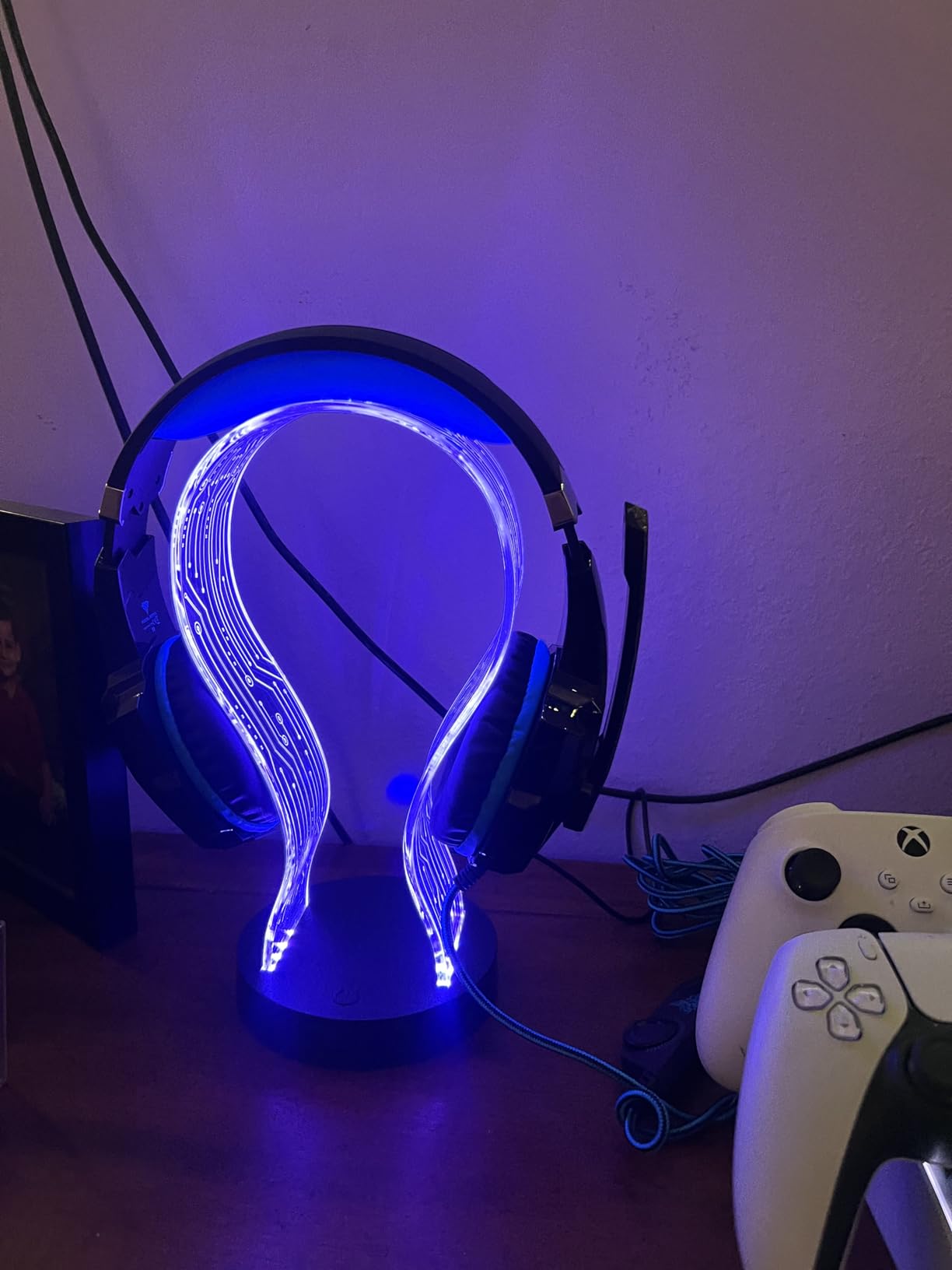 CoolGift Mart Light Up Headphone Stand with 16 Color Lights, Music Notes Pattern Acrylic Headset Stand with 1 USB and 1 Type-C Charging Ports, Gifts for Gamers Men and Music Lovers customer photo 1