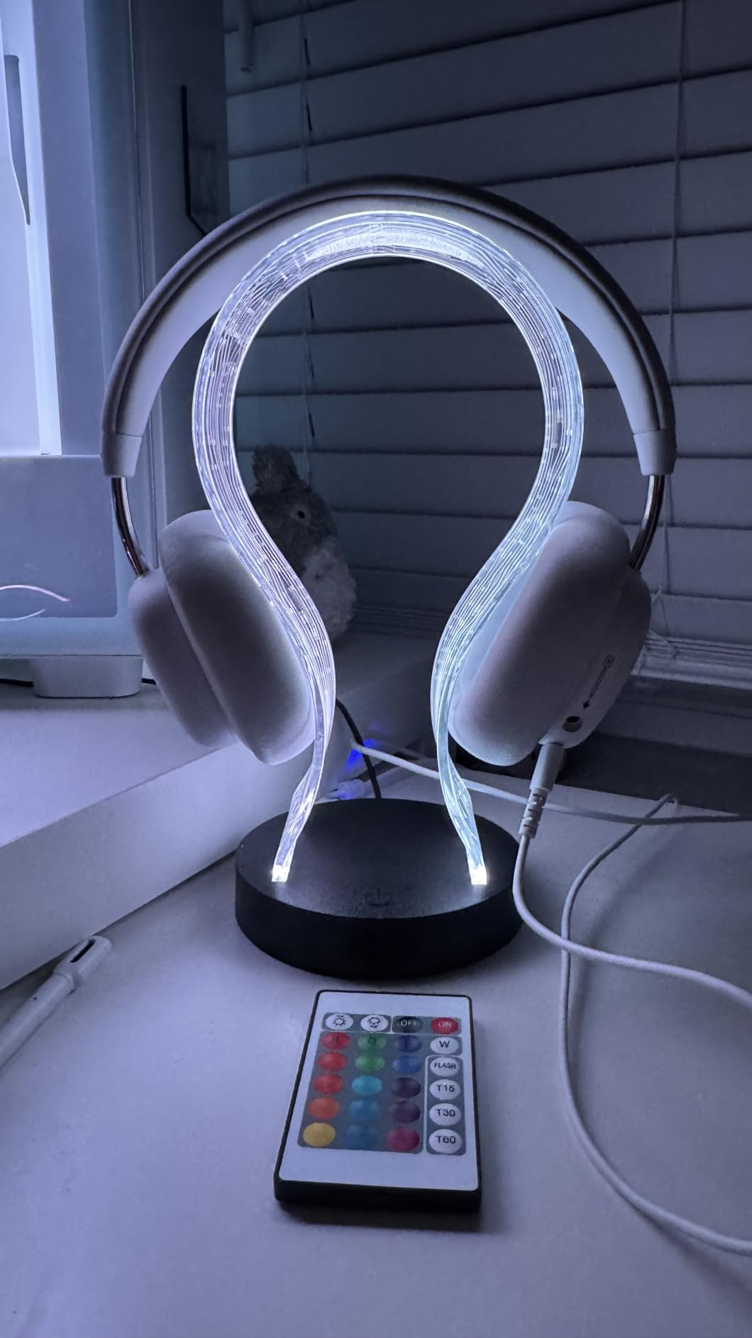 CoolGift Mart Light Up Headphone Stand with 16 Color Lights, Music Notes Pattern Acrylic Headset Stand with 1 USB and 1 Type-C Charging Ports, Gifts for Gamers Men and Music Lovers customer photo 2