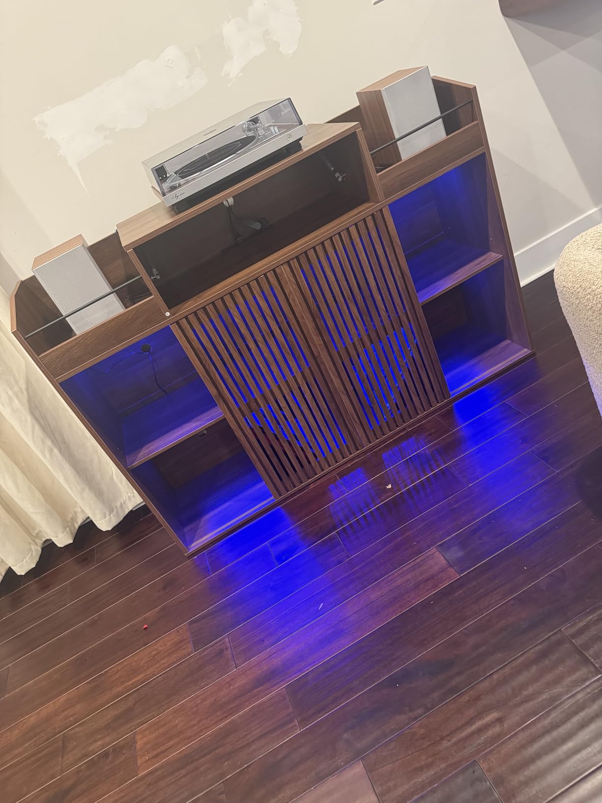 IRONCK Large Record Player Stand, for Living Room, Music Corner, Brown | Holds 1500+ Vinyl Records, Record Cabinet with Sliding Doors, Charging Station, LED Light customer photo 1