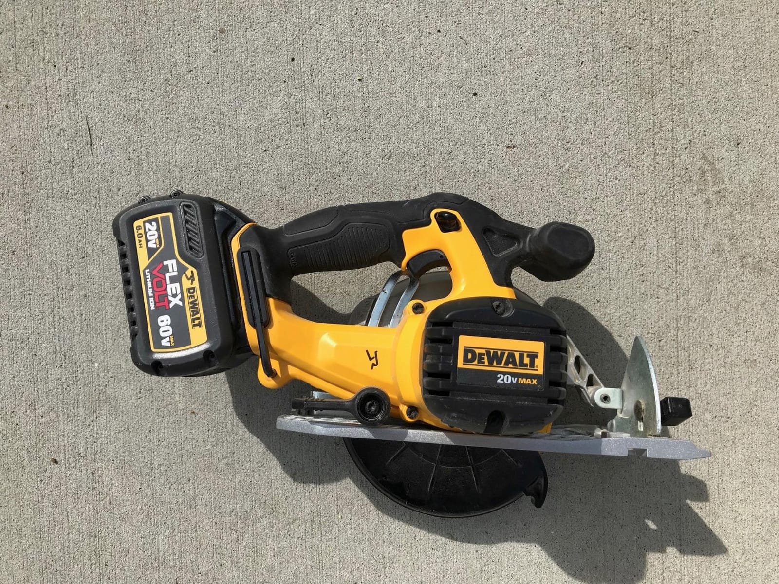 DEWALT 20V MAX Circular Saw, Cordless Sidewinder Style Portable, 6-1/2-Inch Blade, 5150 RPM, 0-50 Degree Bevel Capability, Battery Not Included (DCS391B) customer photo 2