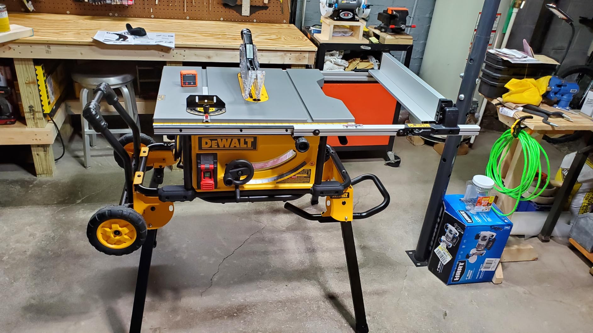 DEWALT Table Saw 10 Inch with Foldable Rolling Table Saw Stand, 15 Amp, 4800 RPM, 32-1/2-Inch Rip Capacity (DWE7491RS) customer photo 1